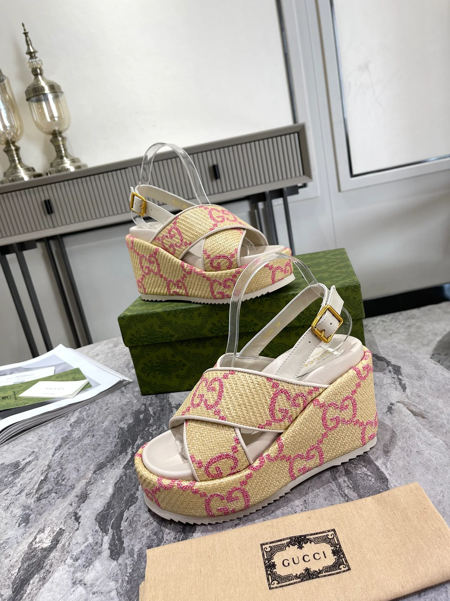 Новинка 2022 года от Gucci - Сандалии на танкетке - 1