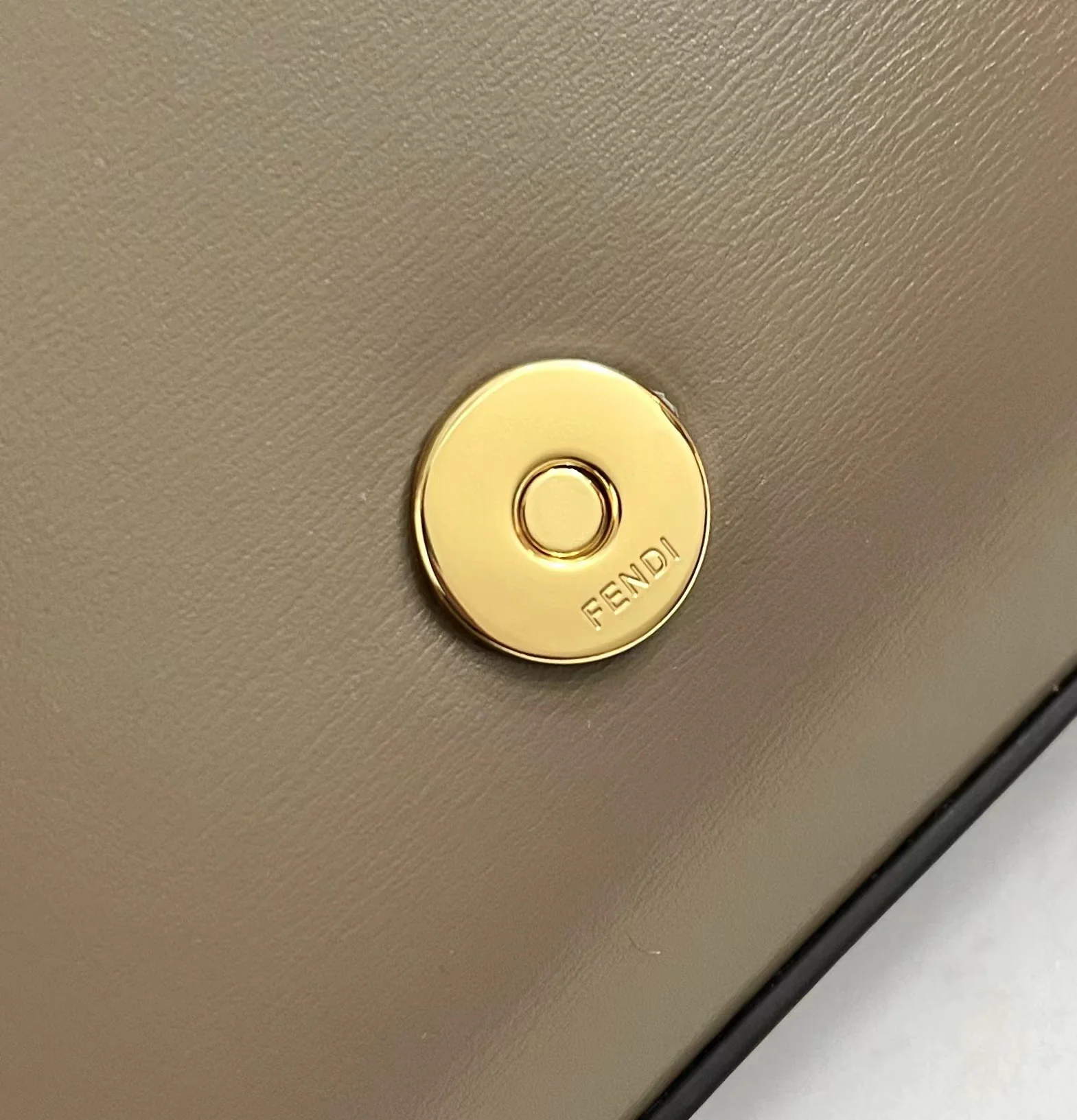 Fendi - Серо-бежевый кошелек на молнии в сочетании с клатчем