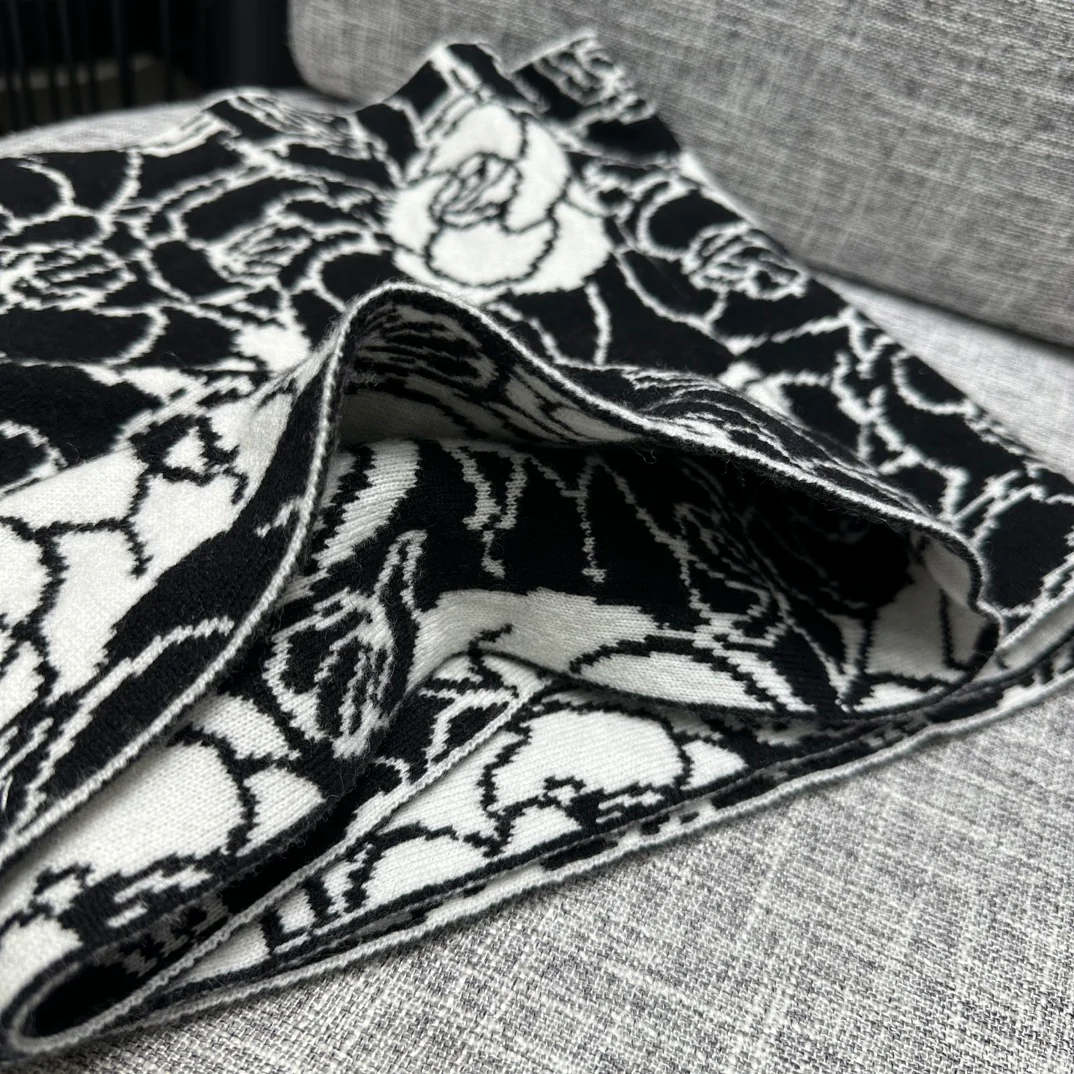 Новый черно-белый кашемировый шарф Chanel с камелиями, 2023 год.