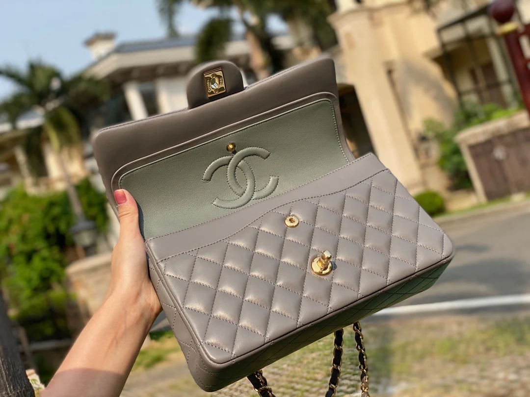 Классическая сумка Chanel из овечьей кожи CF — элегантная серая с золотой фурнитурой — 25 см