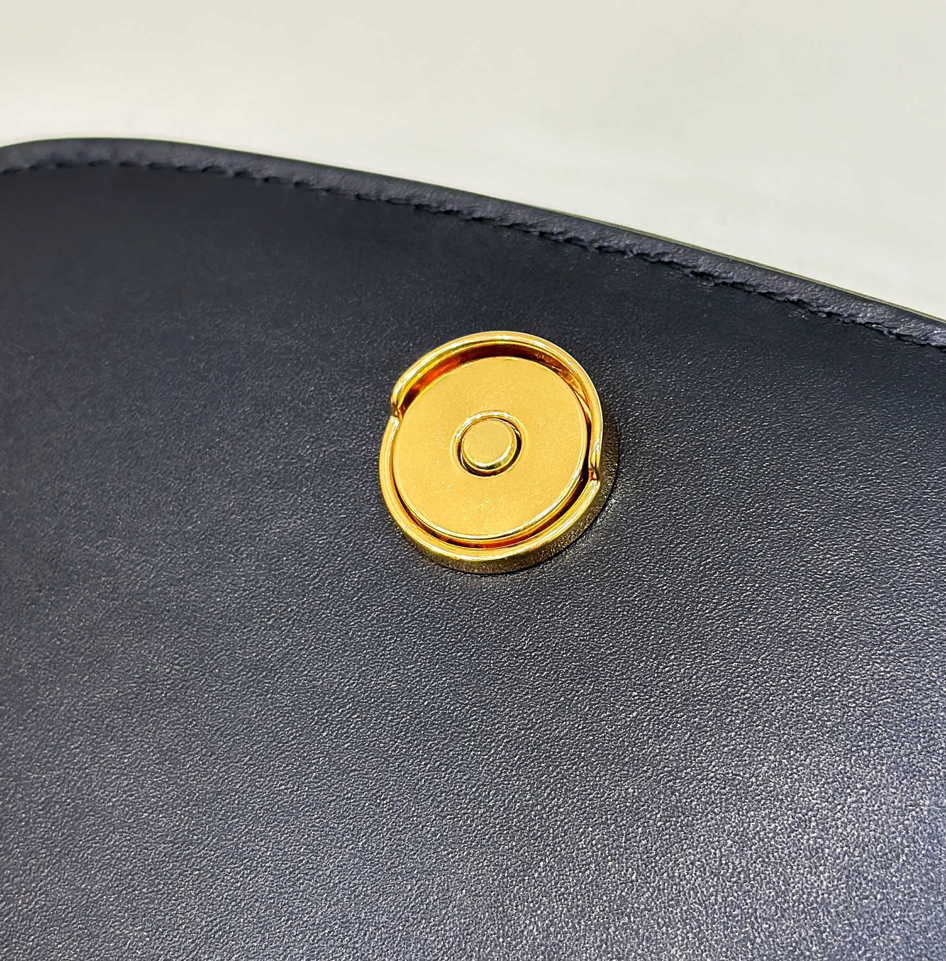 Сумка-седло Fendi Retro-Style Flap Saddle Bag - черная