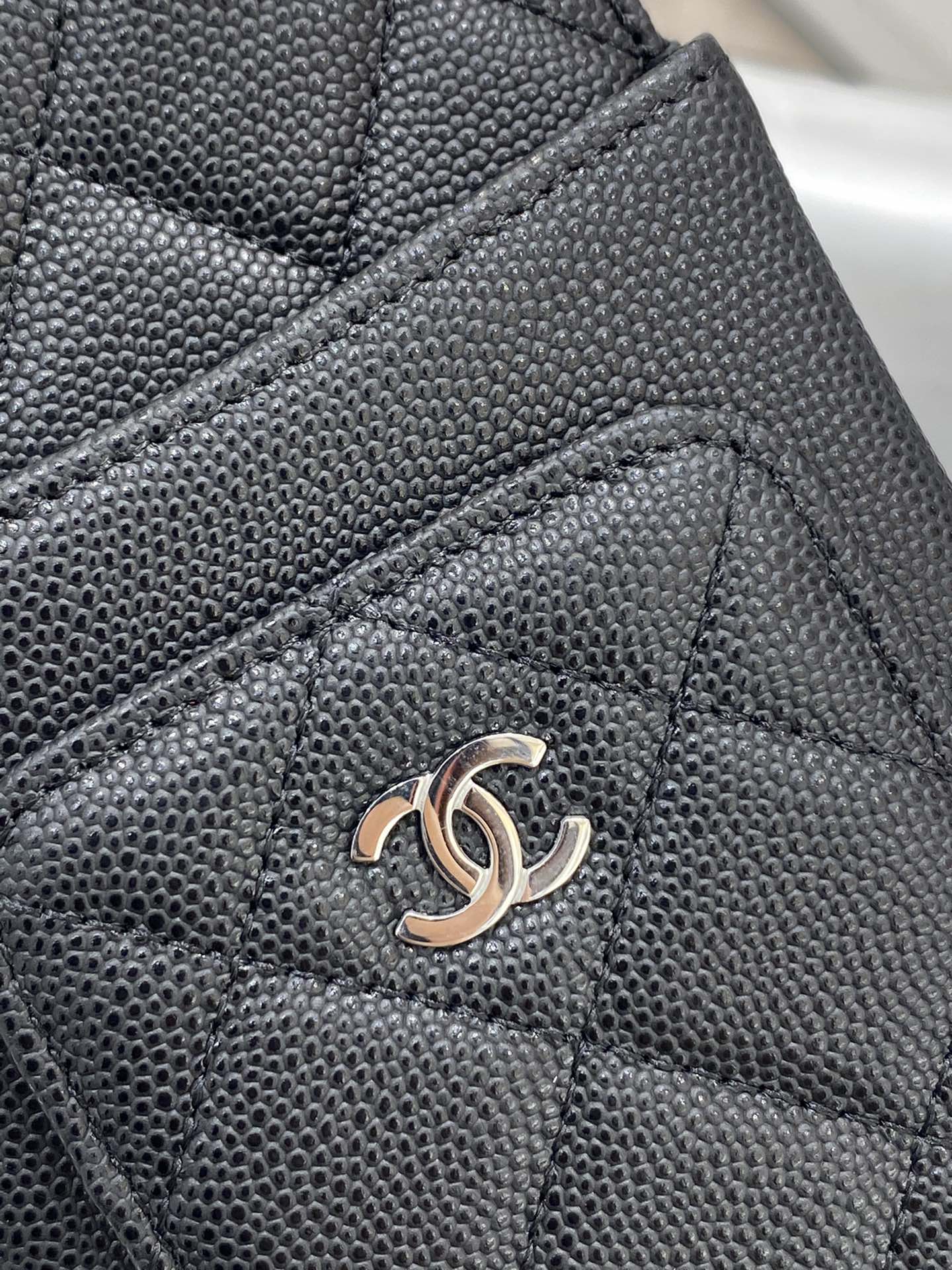 Chanel - Кожаная сумка для телефона с рисунком личи - Черная