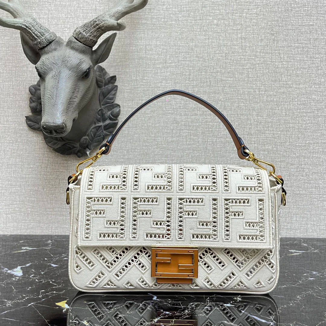Сумка Fendi Baguette среднего размера из белого холста.
