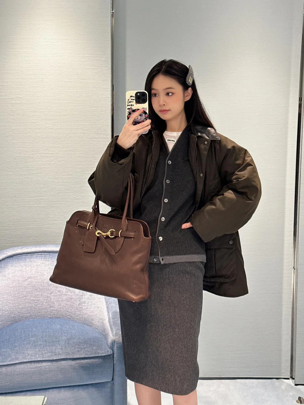 Сумка Miu Miu Aventure из кожи наппа, цвет ?вересковое дерево?, средний размер — демонстрирует свой стиль.