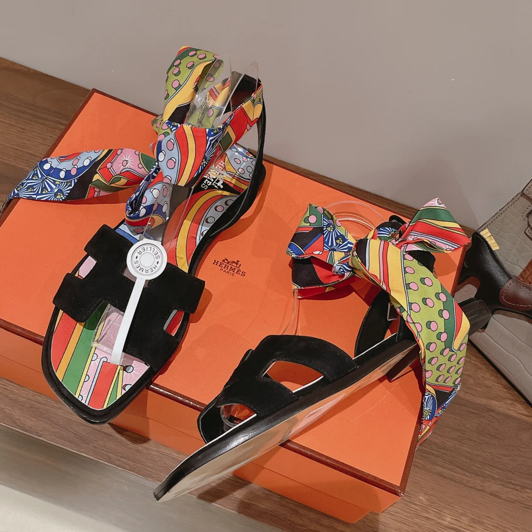 Новинка весны 2022 года от Hermes - сандалии на плоской подошве.