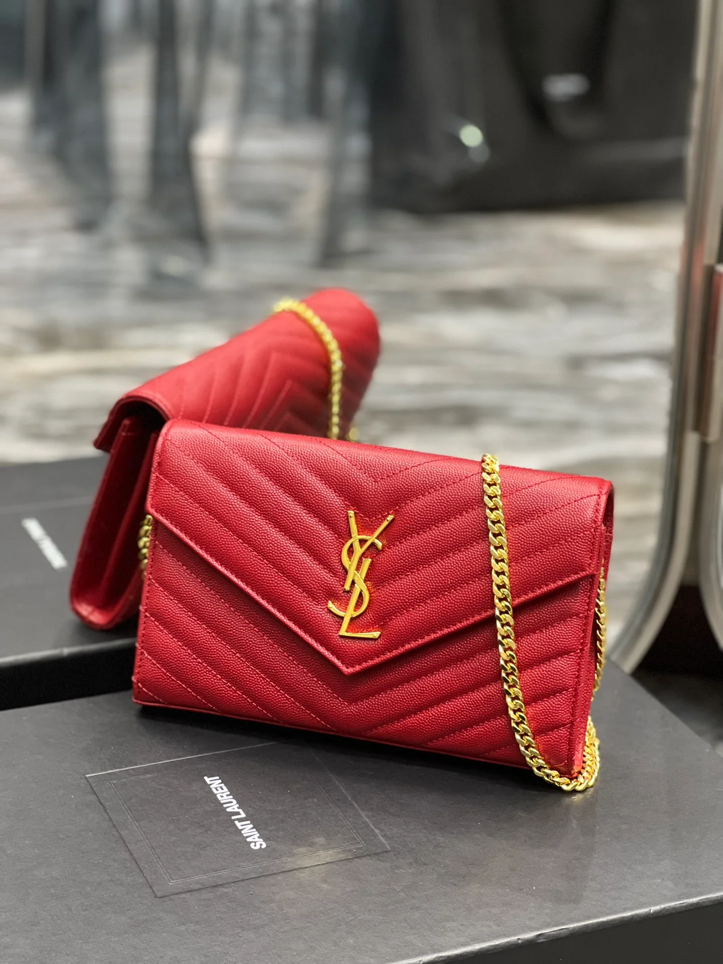 Сумка YSL Laurent из икорной кожи - красная.
