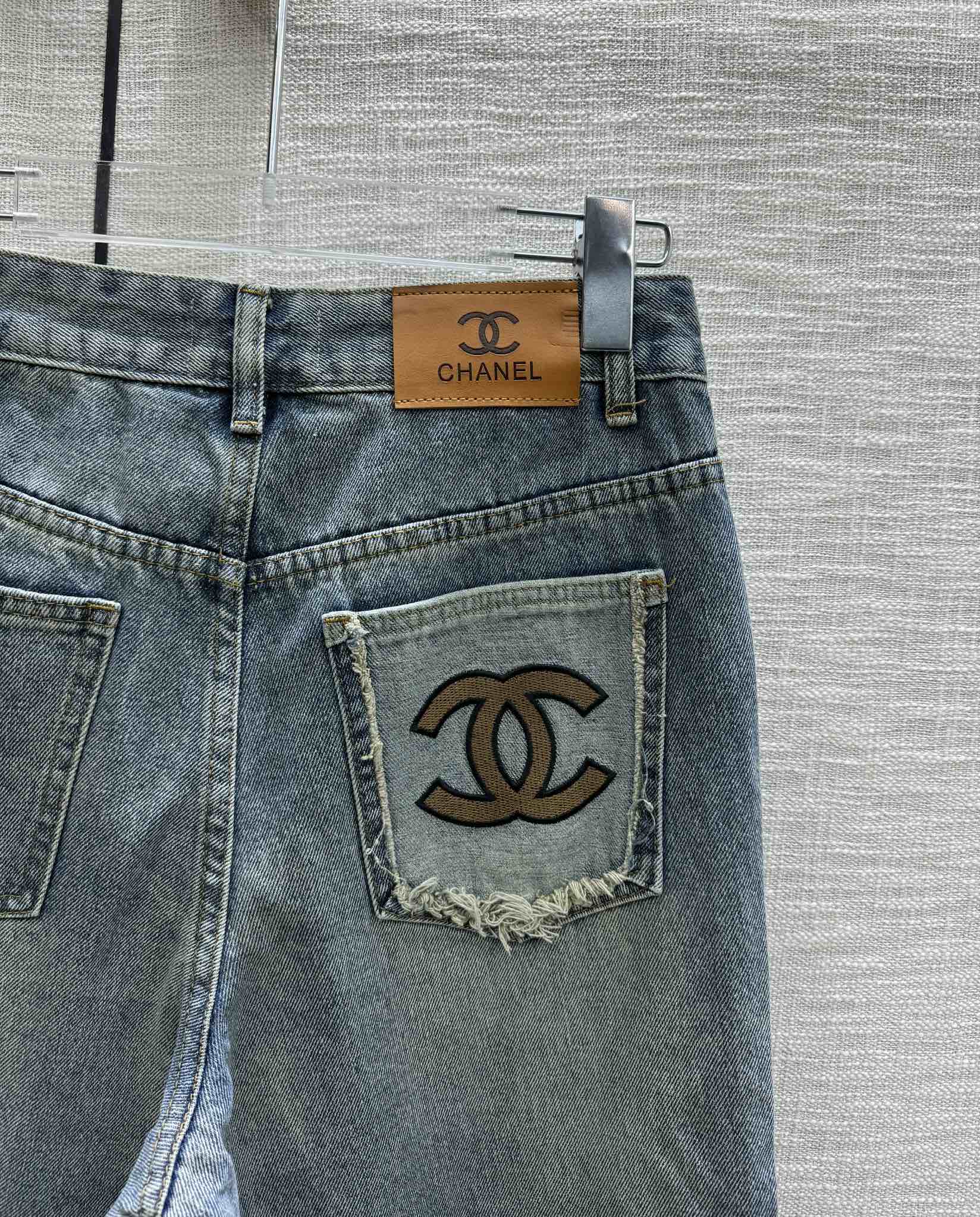 Джинсы прямого кроя Chanel 2403 с вышитой надписью