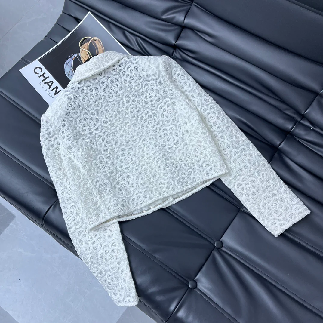 Chanel - Новинка 2403-24: Короткий костюм, расшитый пайетками - Белый