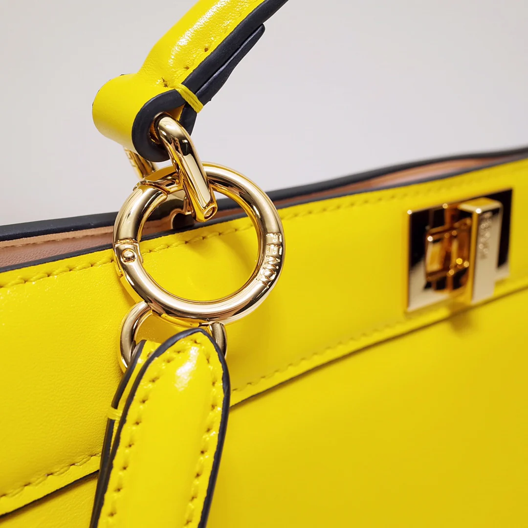 Маленькая желтая кожаная сумка Fendi Peekaboo i-seey
