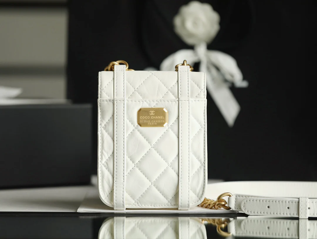 Коллекция Chanel осень/зима - Вертикальная сумка с клапаном - Сумка-мессенджер - 1