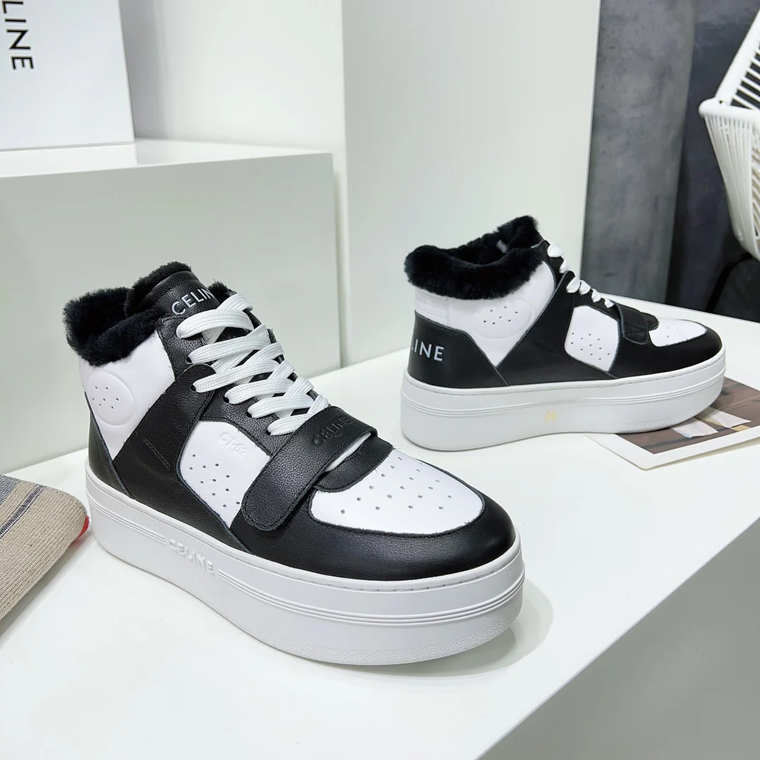 Новинка осенне-зимней коллекции Celine 2022 — высокие кеды на платформе с меховой отделкой — черные.