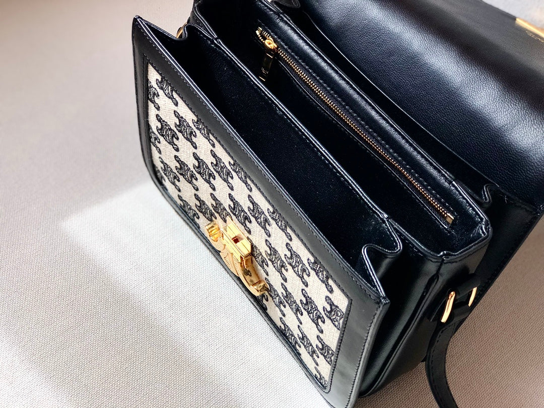 Сумка Celine Medium Triomphe из вышитой ткани и кожи вагю — черная.