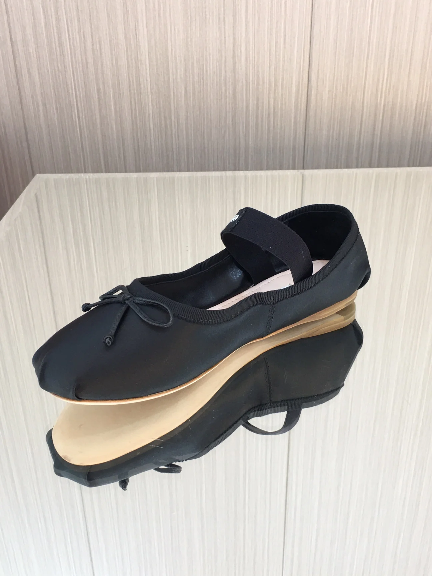 Новинка весны/лета Miu Miu 2023 — балетки ?Французская фея? — черные.