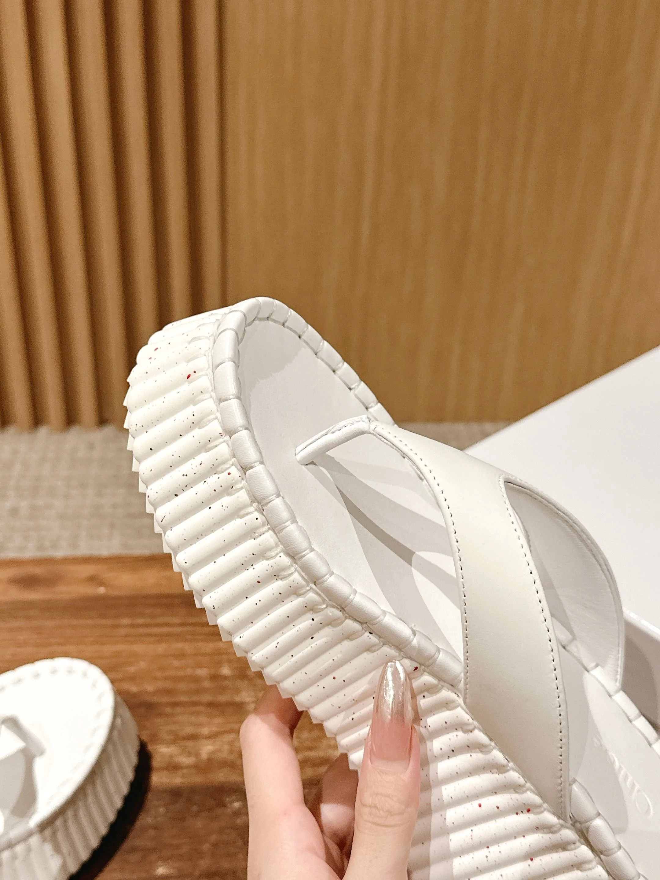 Шлёпанцы на платформе Chloe - белые