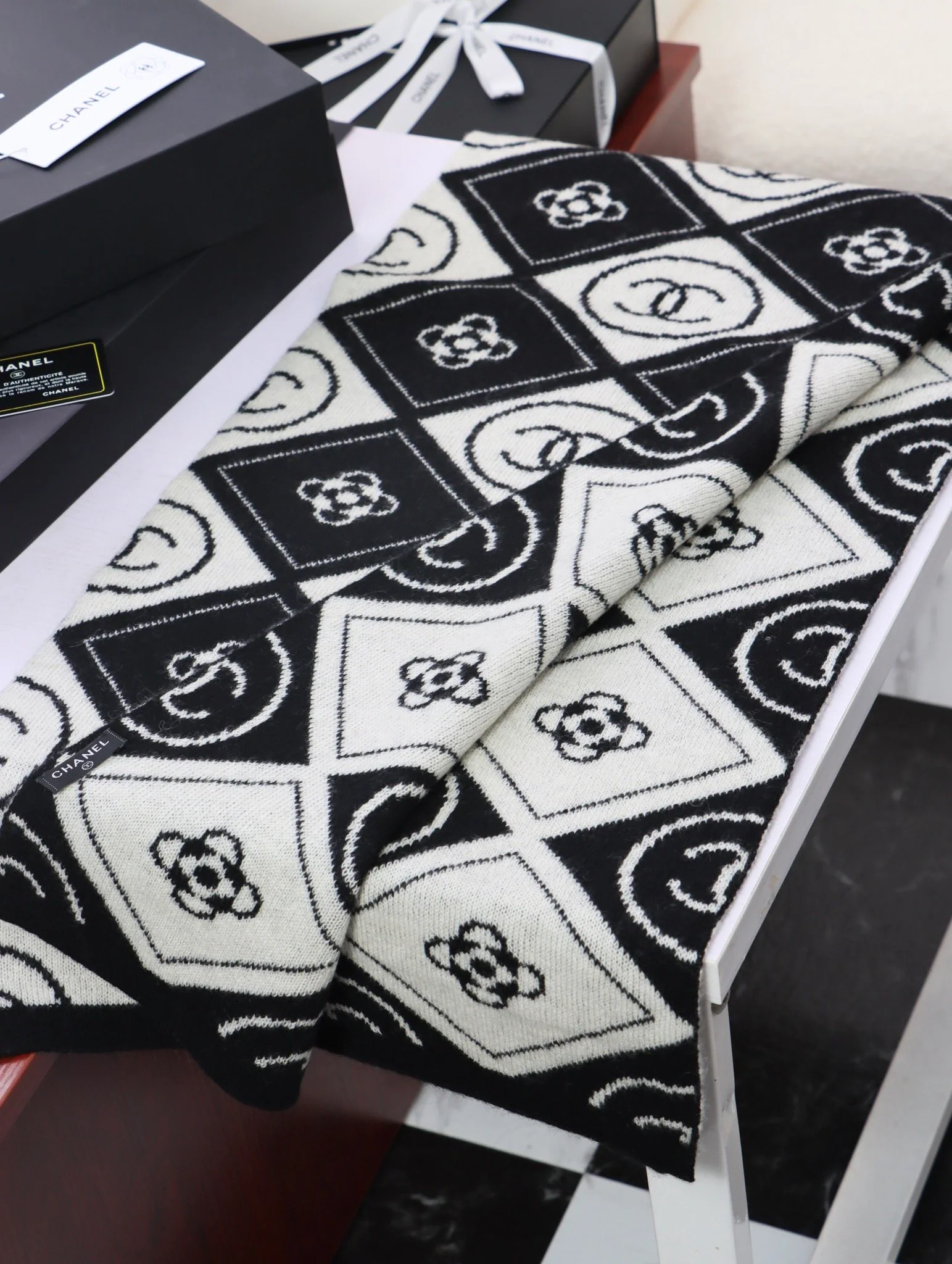 Chanel - Плетеный шарф с кисточками - 35 см - 180 см