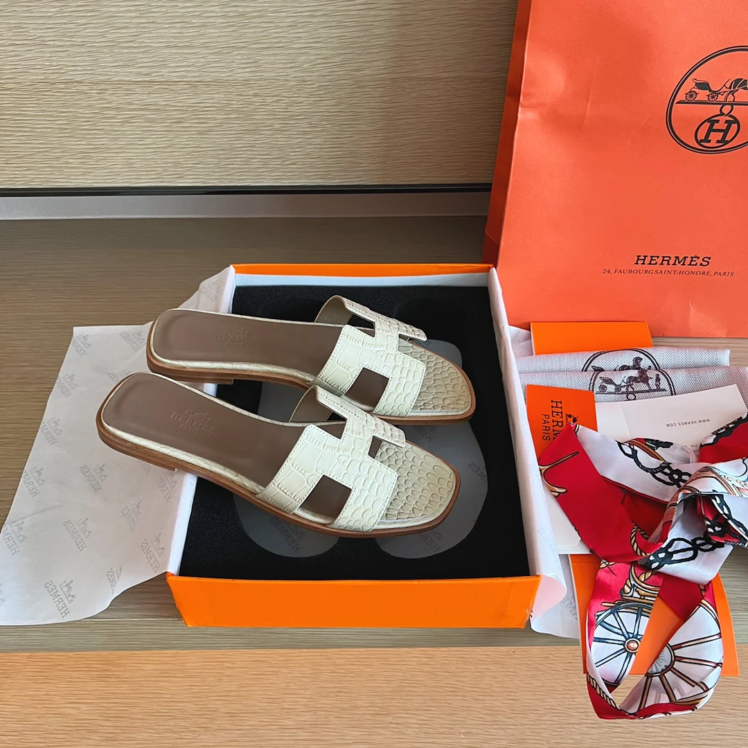 Сандалии Hermes на плоской подошве с крокодиловым принтом