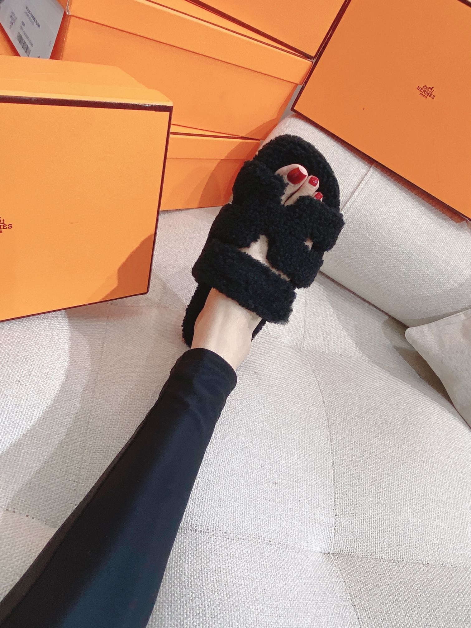 Новинка осенне-зимней коллекции Hermes 2022 — Домашние тапочки из овечьей шерсти и кожи в стиле пэчворк — Черные — Фотографии в наряде