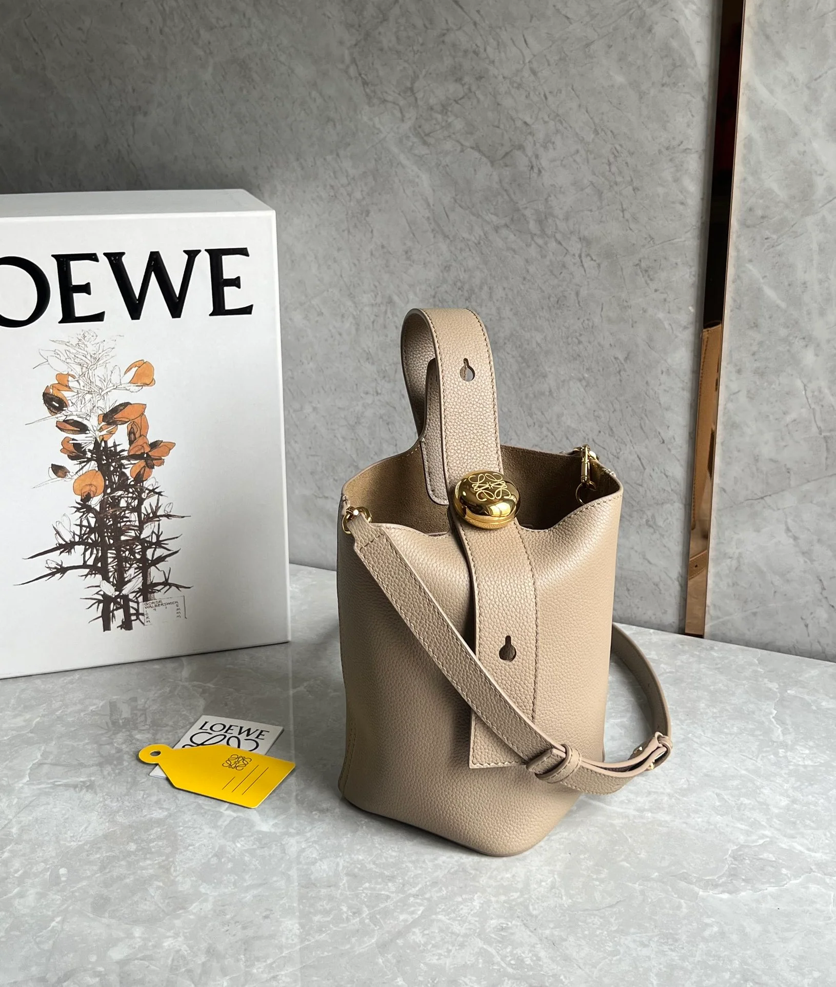 Сумка-ведро Loewe Pebble Bucket Mini Bucket Bag - светло-коричневая.
