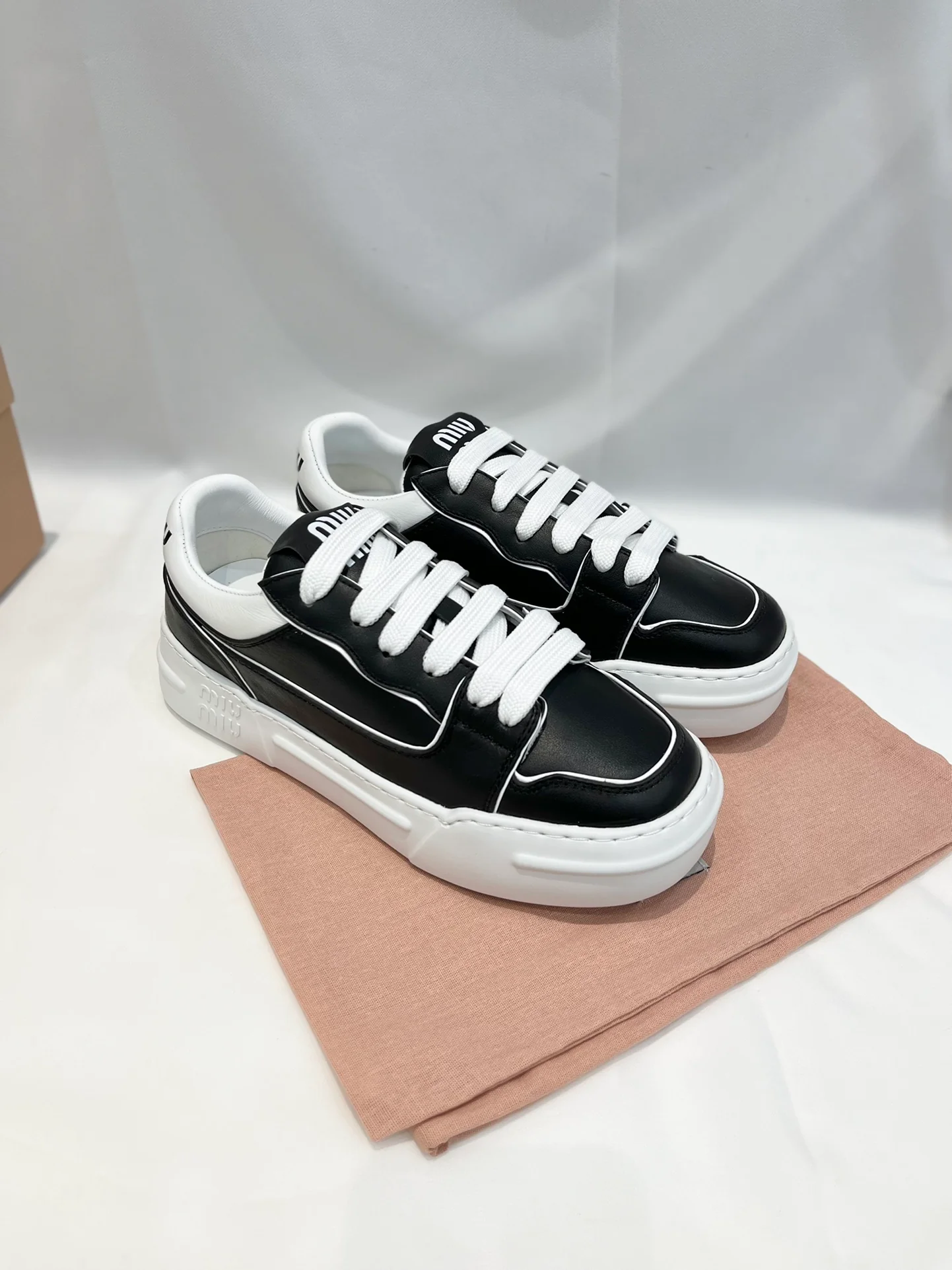 Коллекция Miu Miu 2023 года с подиума - повседневные туфли на платформе.