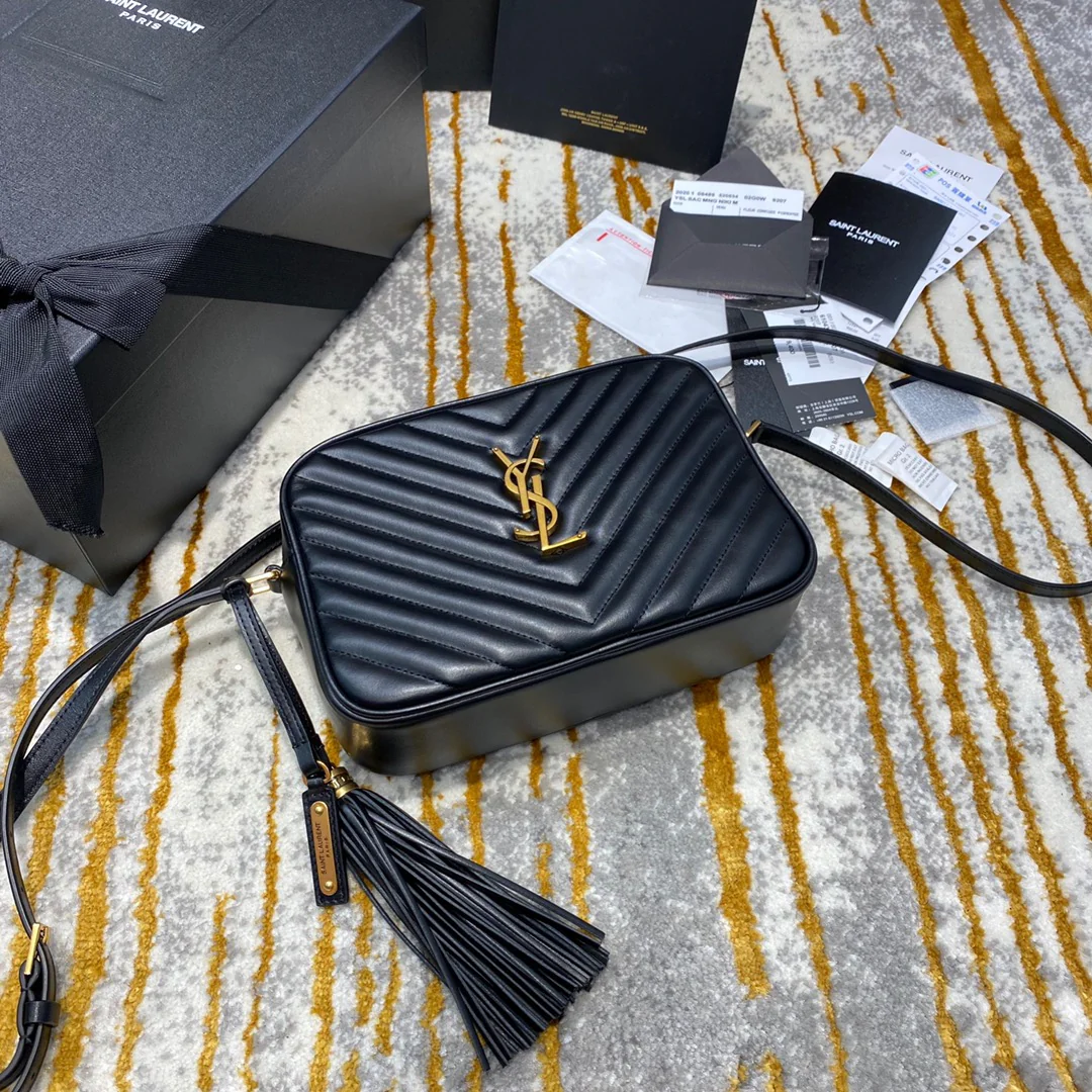 Фотосумка YSL Lou Bag — черная с золотой фурнитурой.