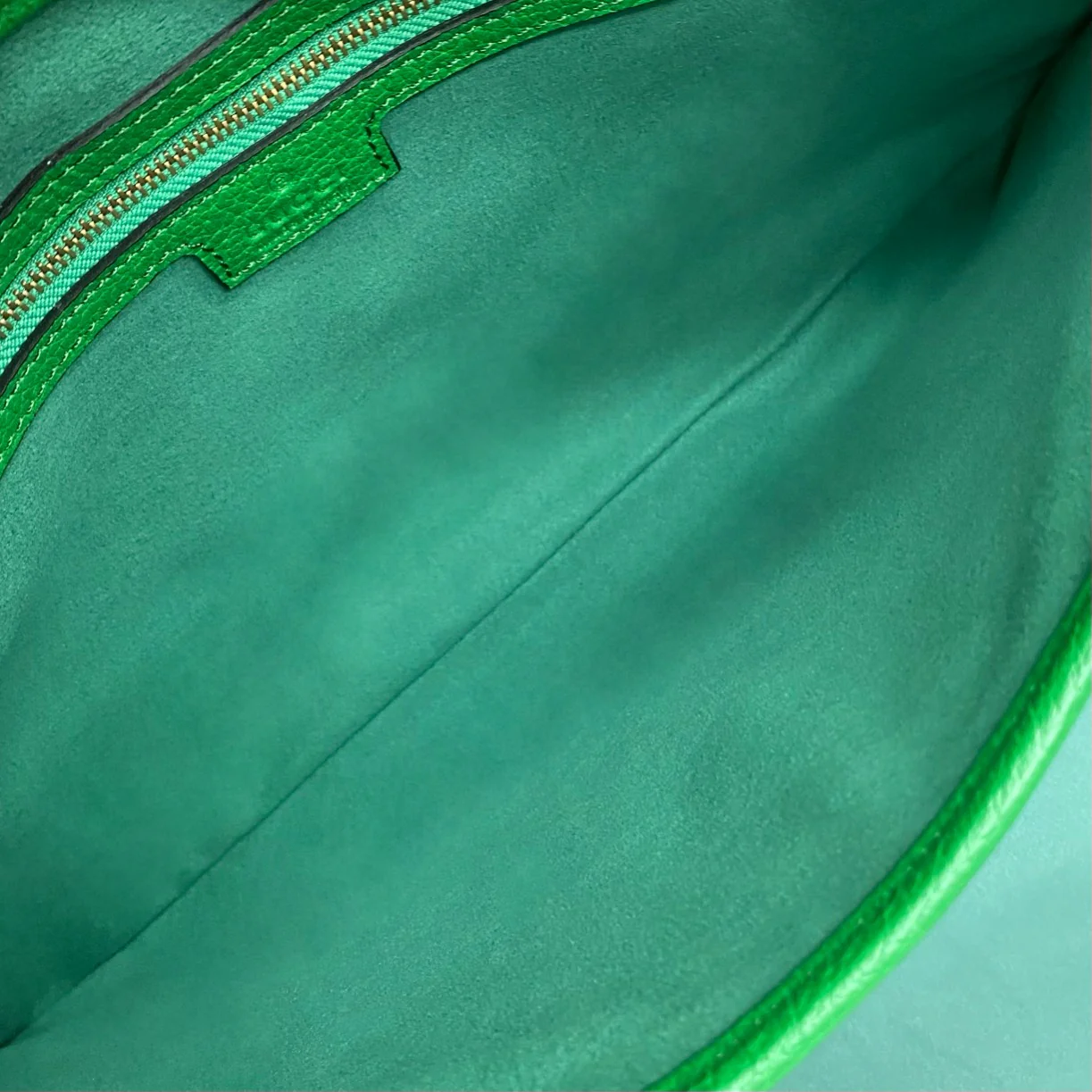 Весенняя коллекция Gucci 2023 — сумка через плечо ?Полумесяц?