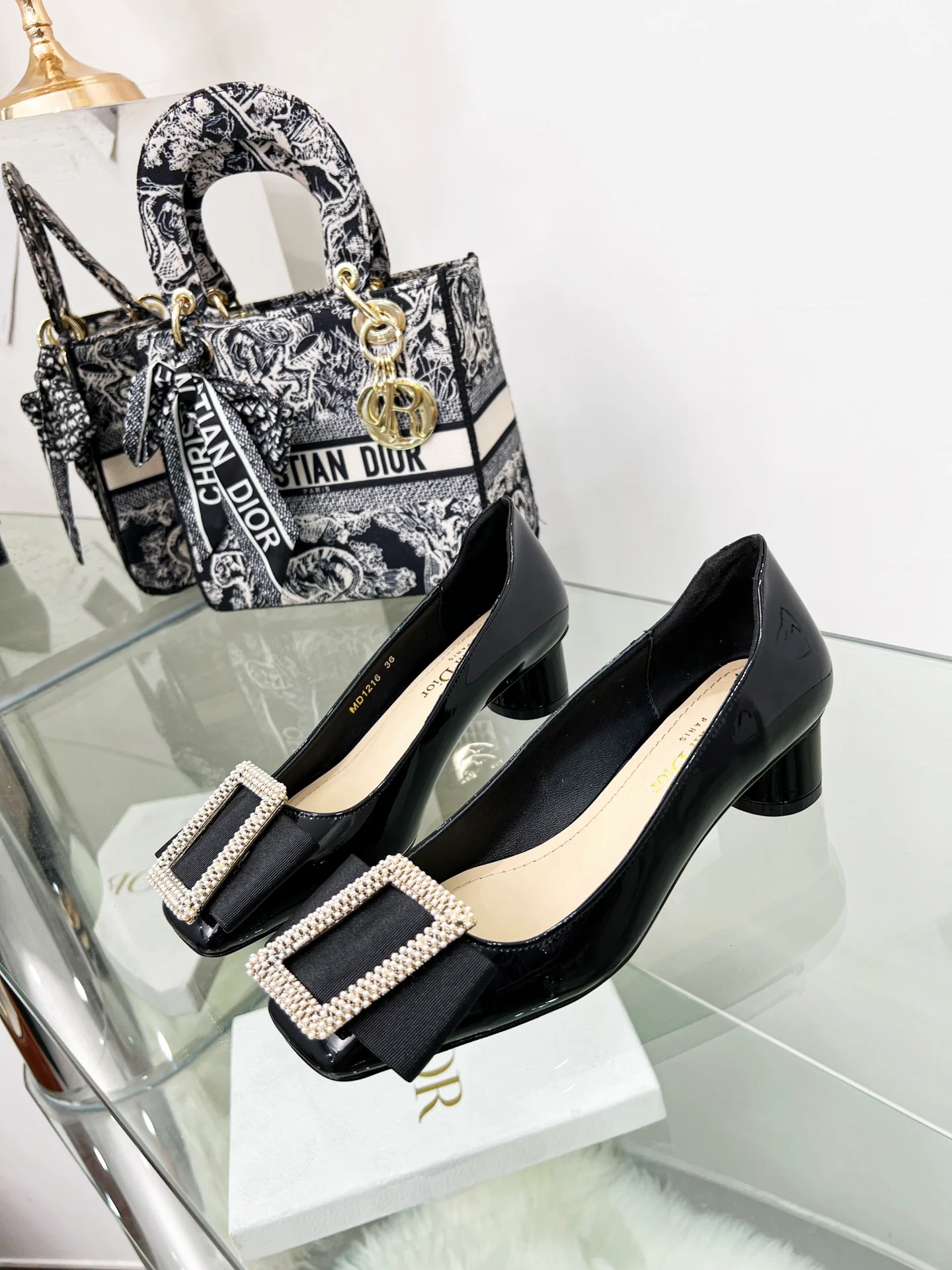 Dior - Винтажные балетки на низком каблуке с жемчужной пряжкой - Черные