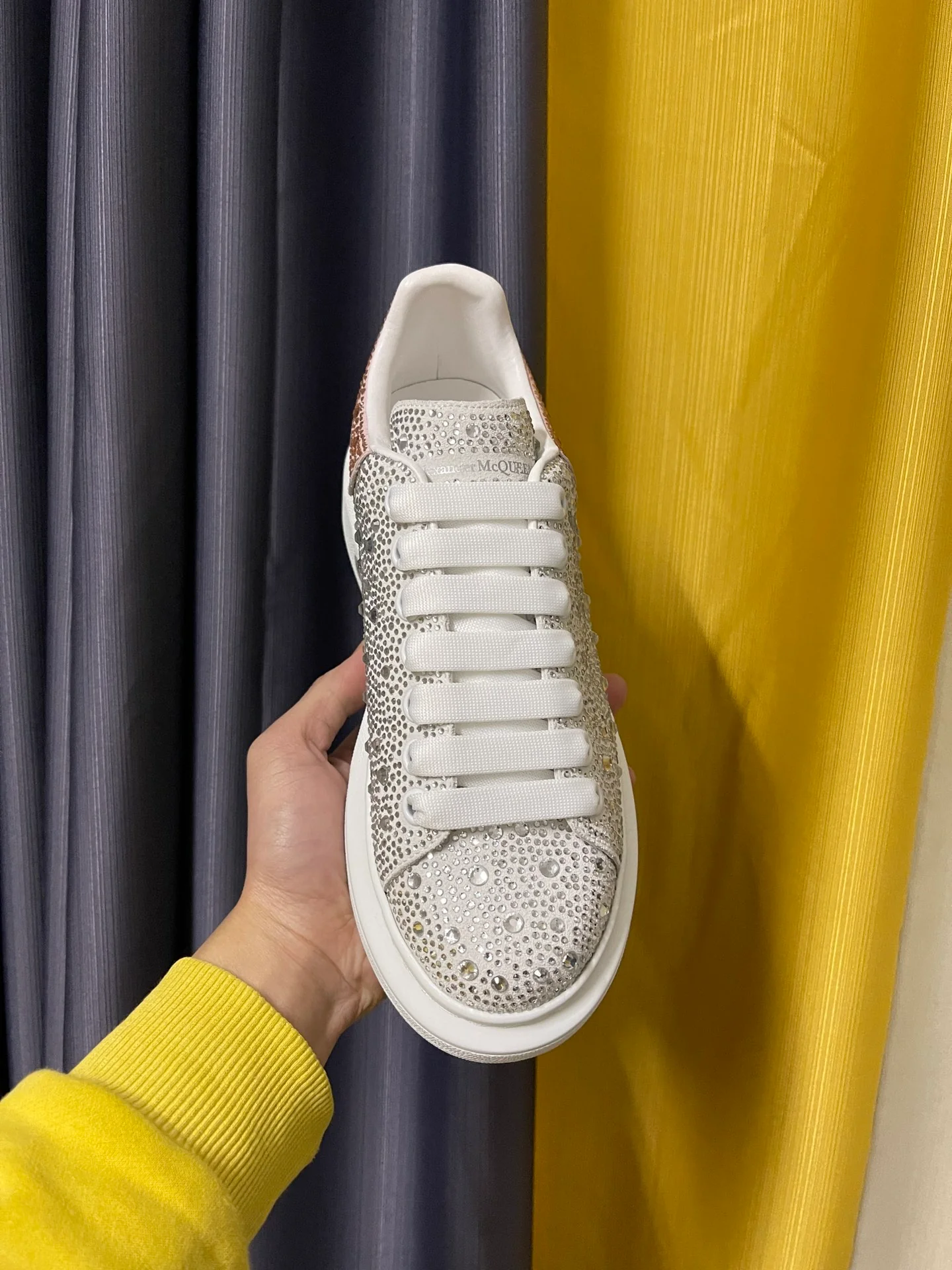 Классические белые кроссовки McQueen - унисекс - белые - полностью украшены стразами, розовые - премиум-издание