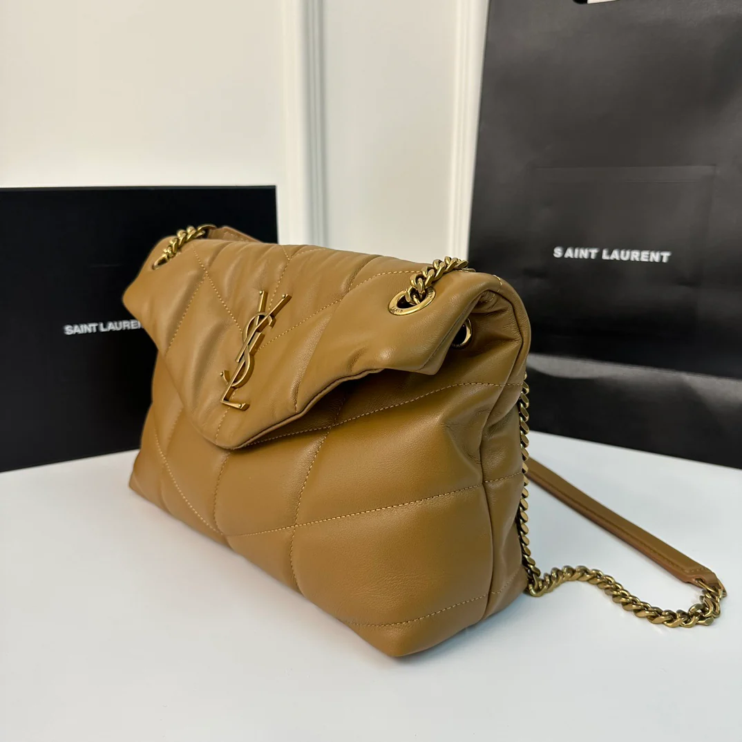 Пуховая сумка YSL Loulou Puffer 29 см из стеганой овечьей кожи цвета ?облако?, верблюжий.