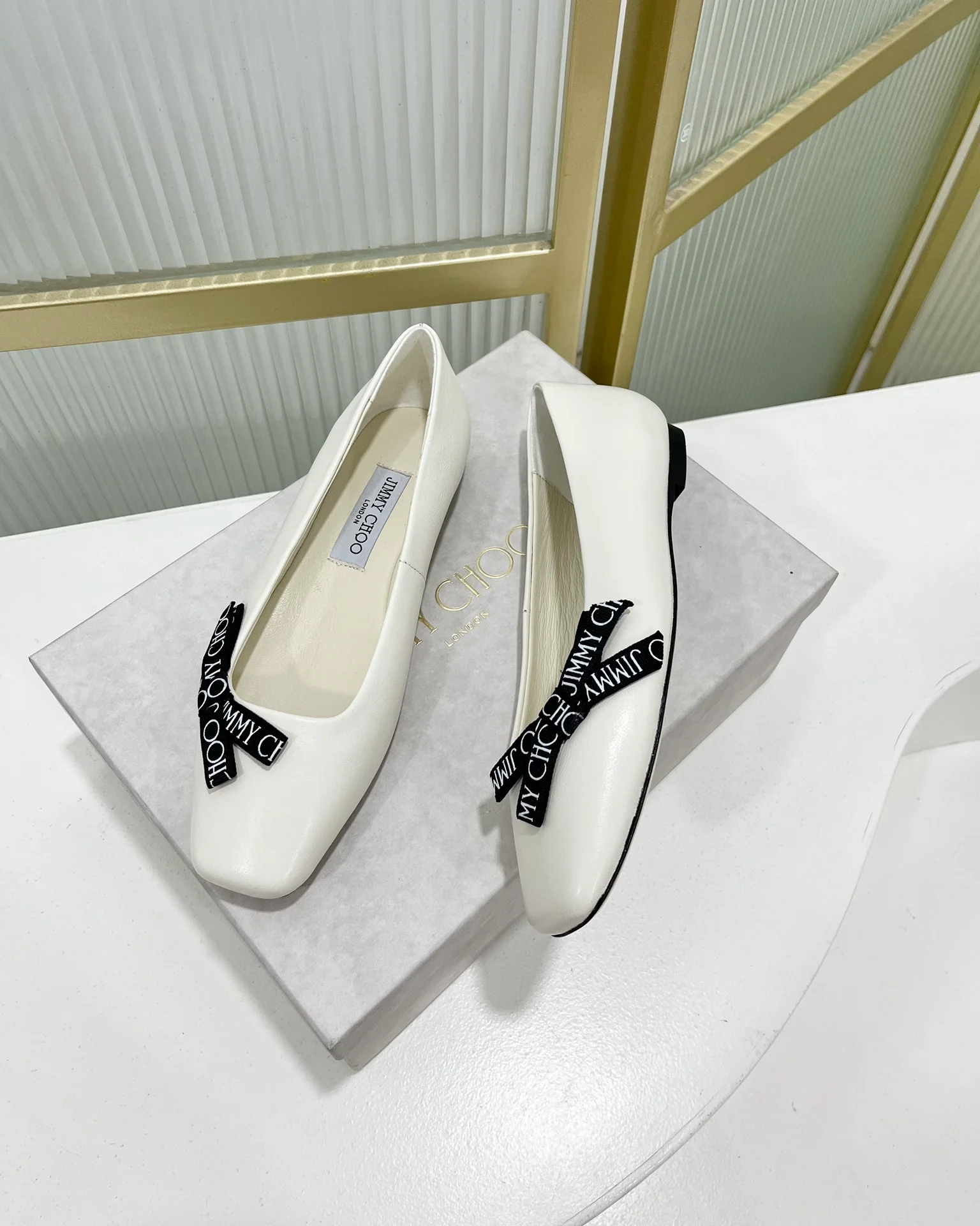 Jimmy - Новинка 2023 года - Туфли-балетки с квадратным носком и принтом из тесьмы - Белые