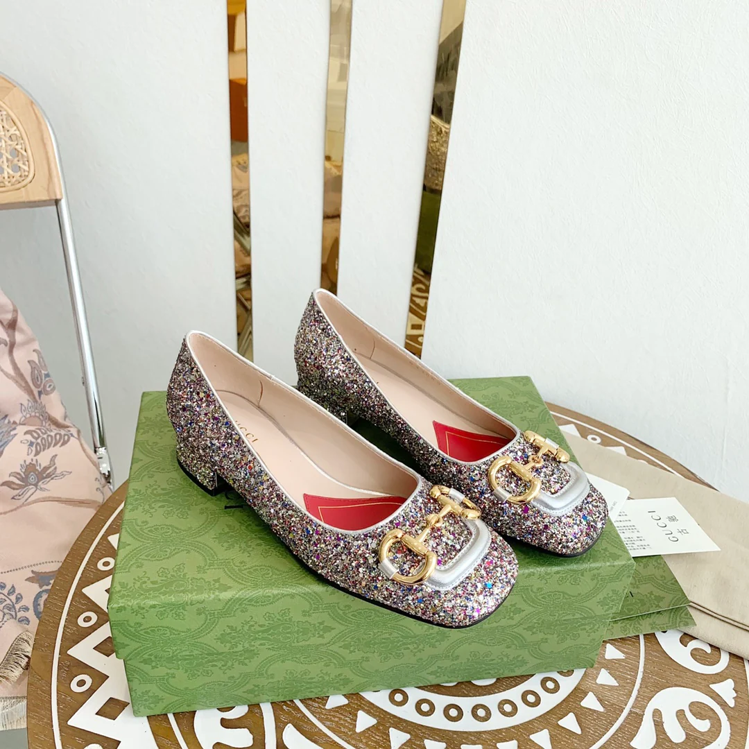 Весенняя коллекция Gucci 2021 — Туфли на массивном каблуке с пряжкой в ??виде конской уздечки — 1