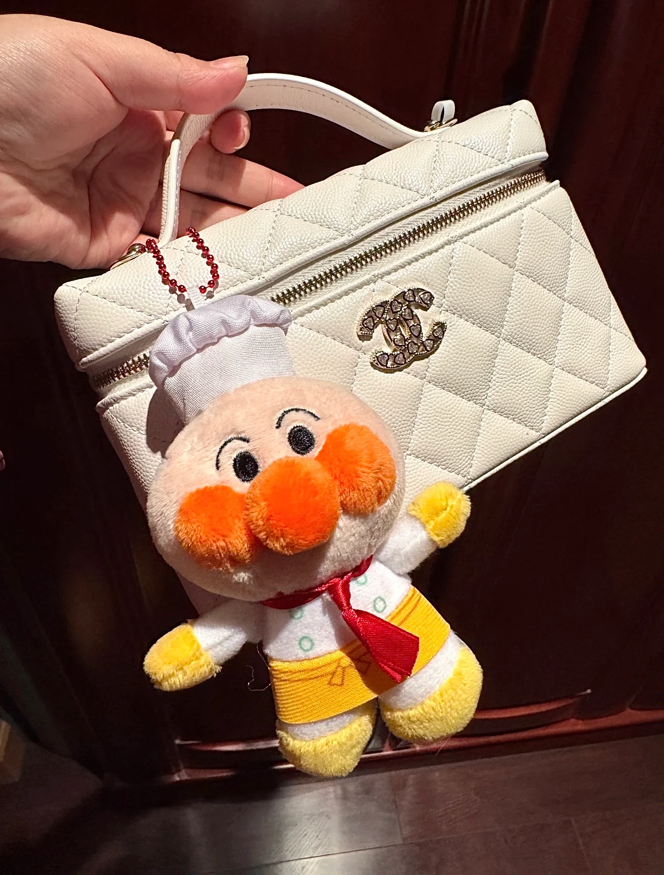 Сумка-ланчбокс Chanel 25p Limited Edition в форме сердца с бриллиантом — белая.