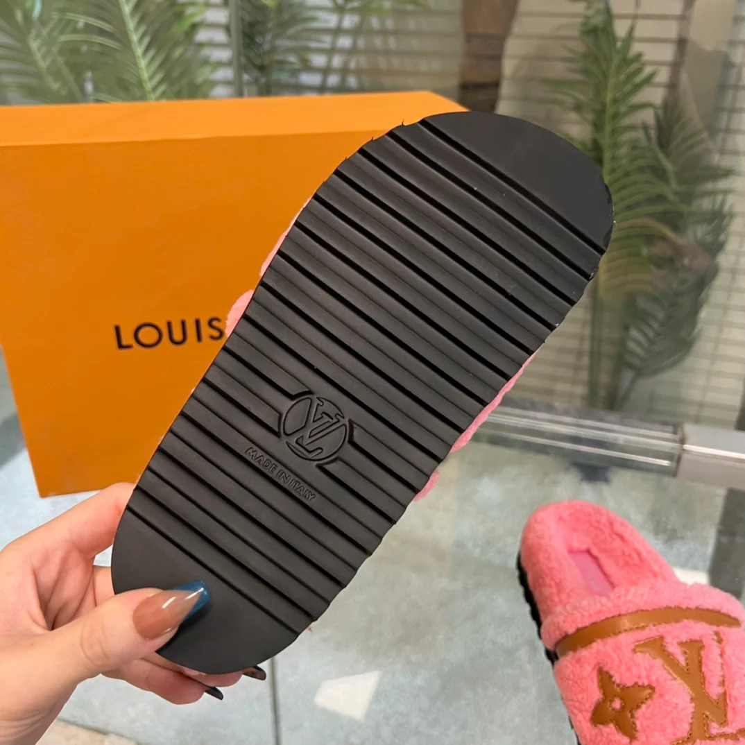 Новинка весны 2022 года от LV - Меховые тапочки - Розовые