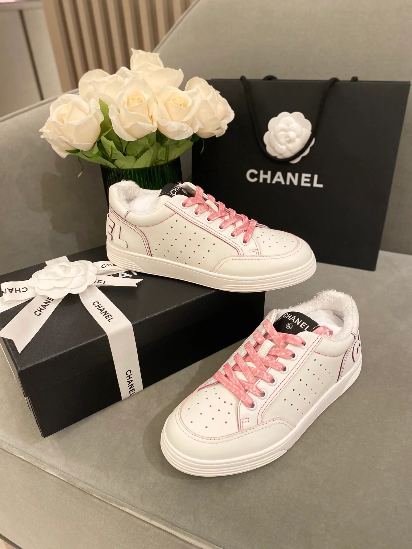 Белые кроссовки Chanel - 1