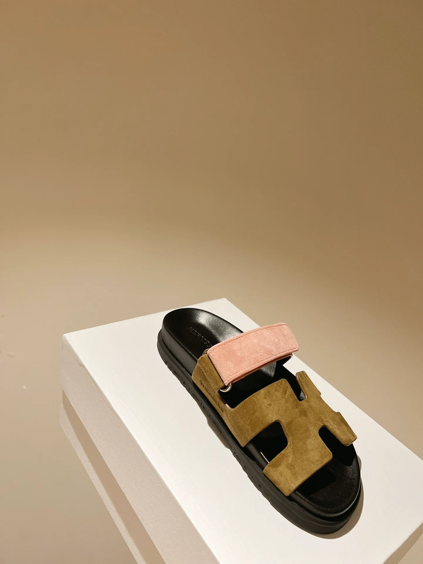 Кожаные и овечьи тапочки Hermes в стиле пэчворк — коричневато-розовые.