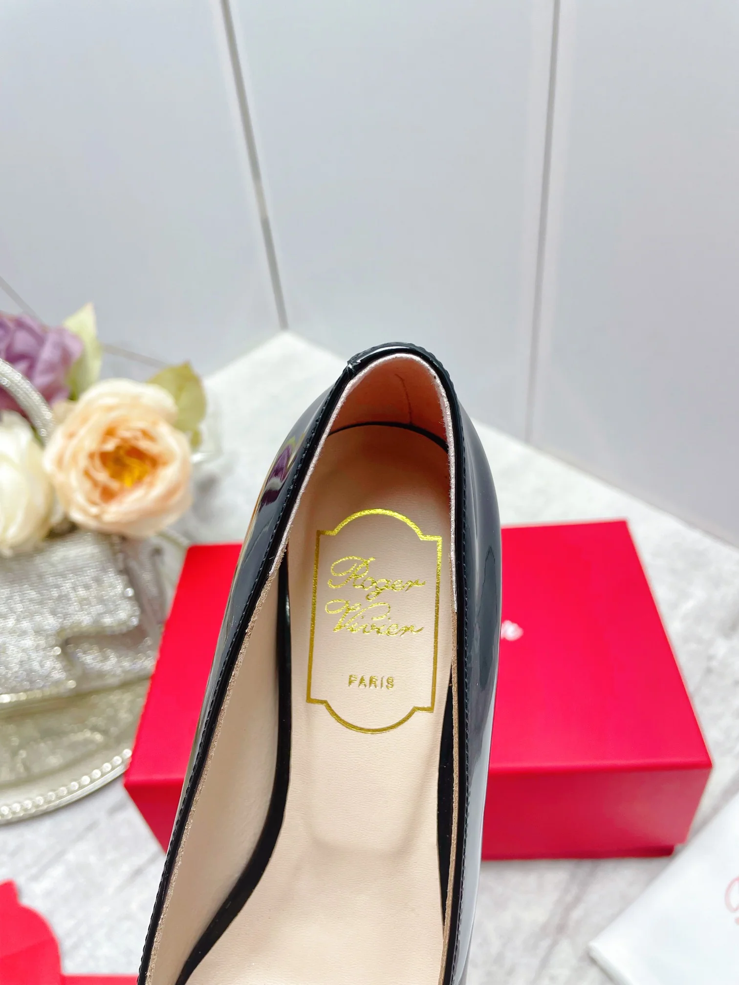 Обувь RV Shoes - Новинка ранней весны 2023 года - Лакированные туфли на низком каблуке с металлической пряжкой