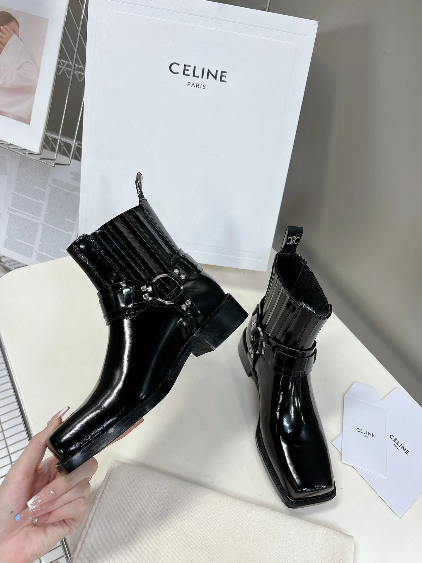 Ботильоны Celine с квадратным носком из коллекции осень/зима 2022 — образ с подиума.