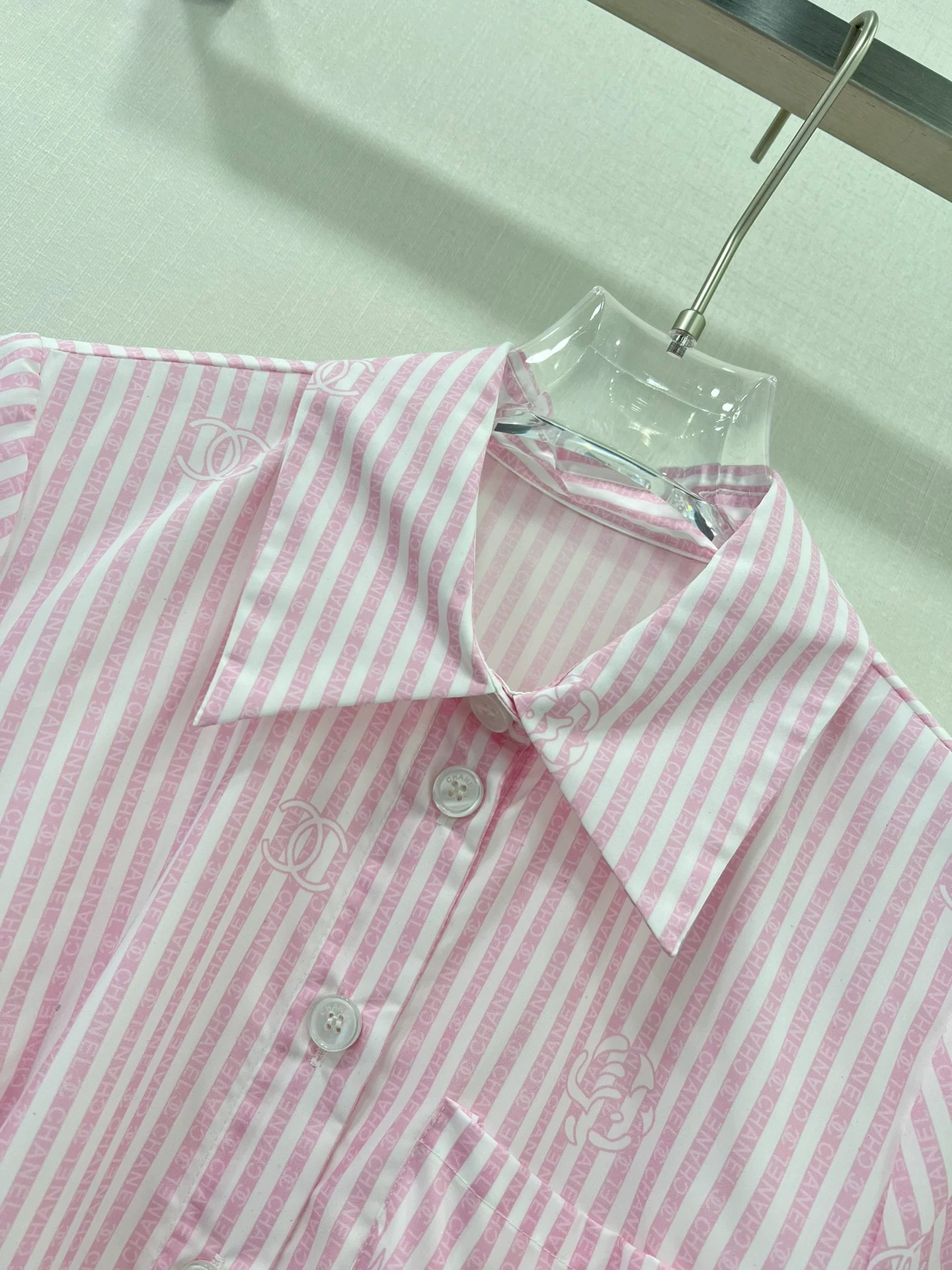 Новый комбинезон Chanel весна/лето 2024 с короткими рукавами, украшенный пайетками, розовый.