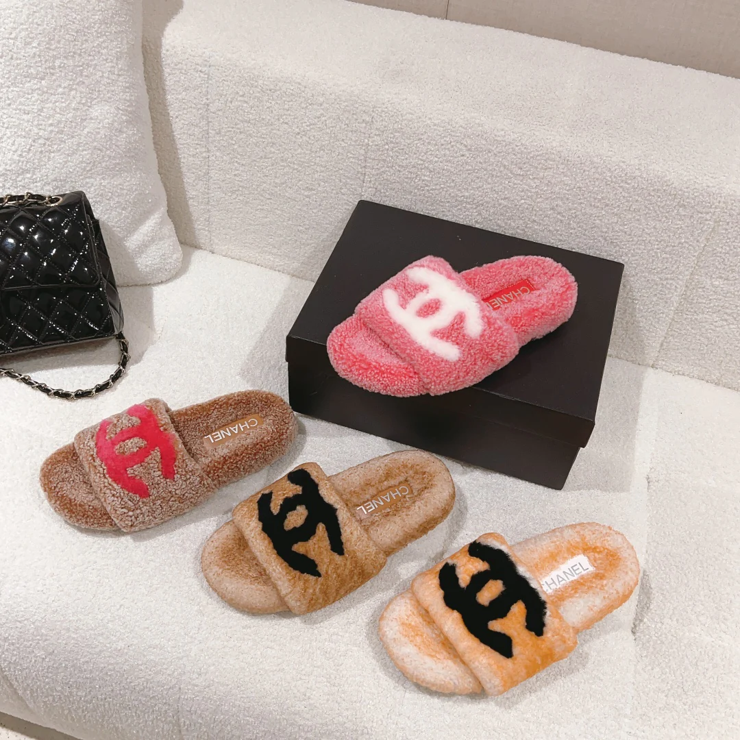 Новинка сезона осень/зима 2023 от Chanel — Меховые тапочки — Оранжево-абрикосовые