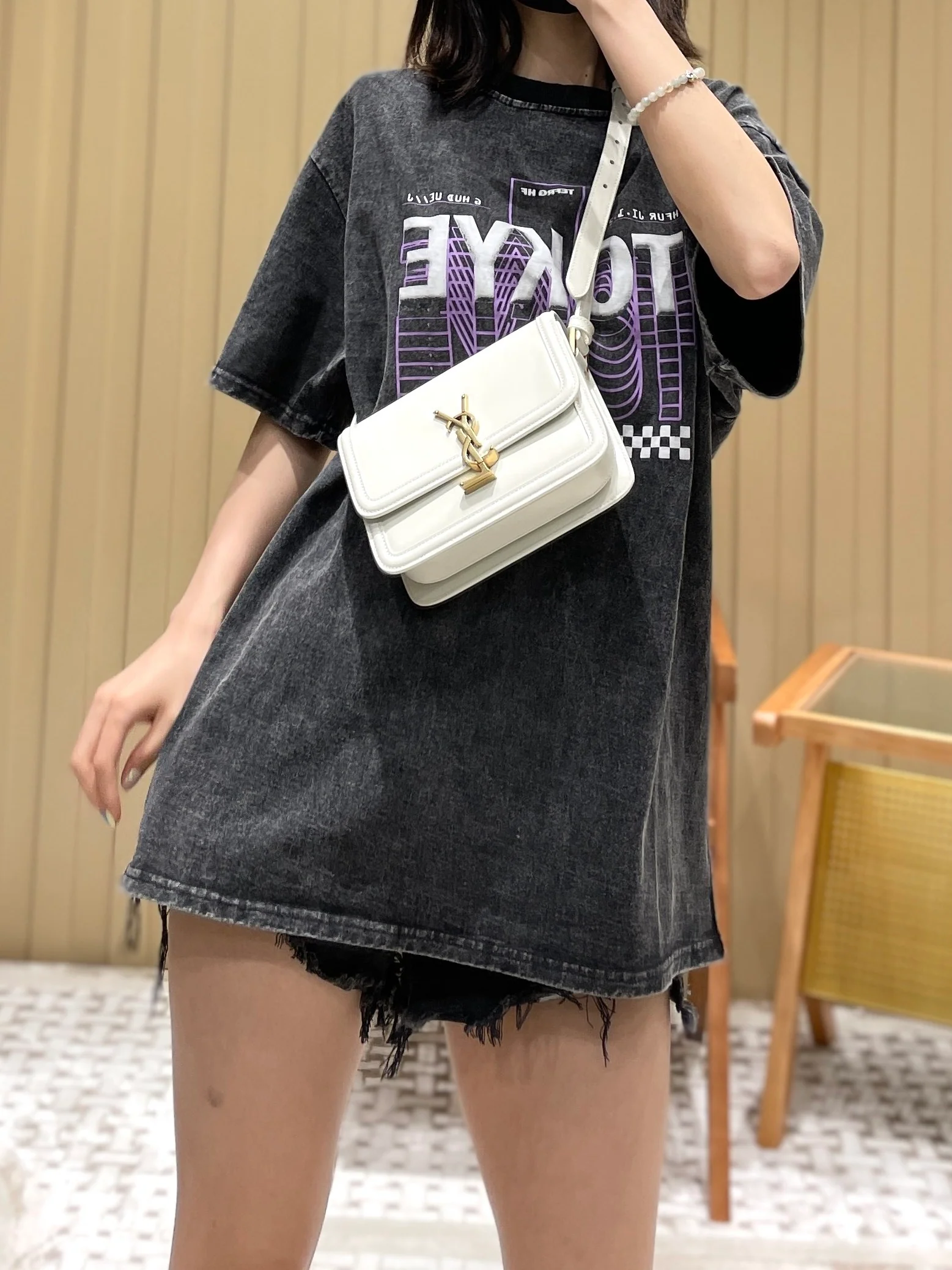 Сумка YSL Solferino Tofu Bag - белая - 18 см - На фото 1