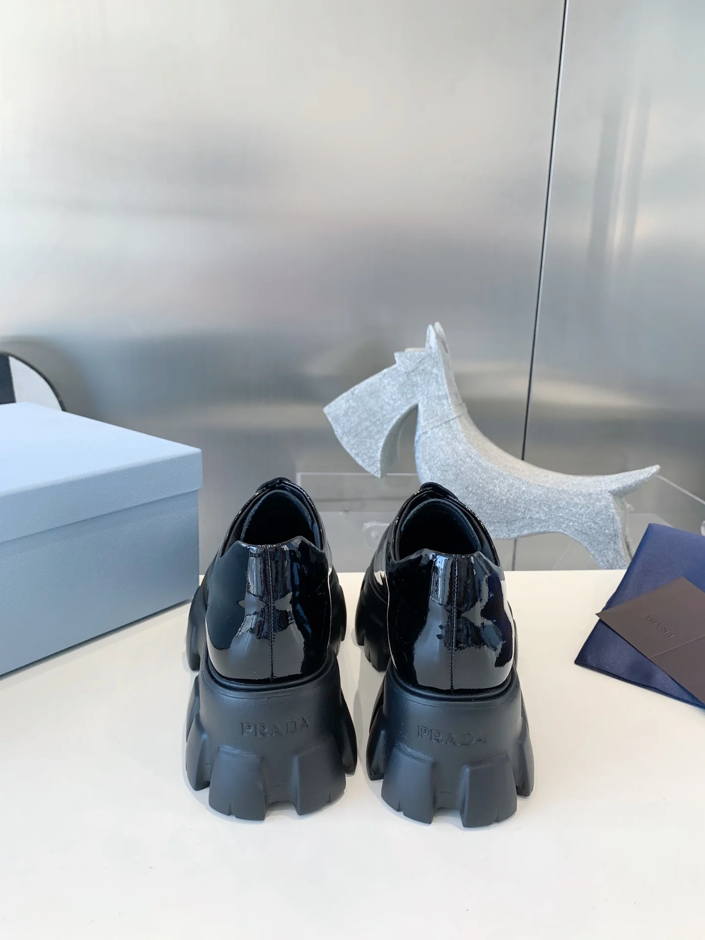 Лоферы Prada Gear на шнуровке - черные