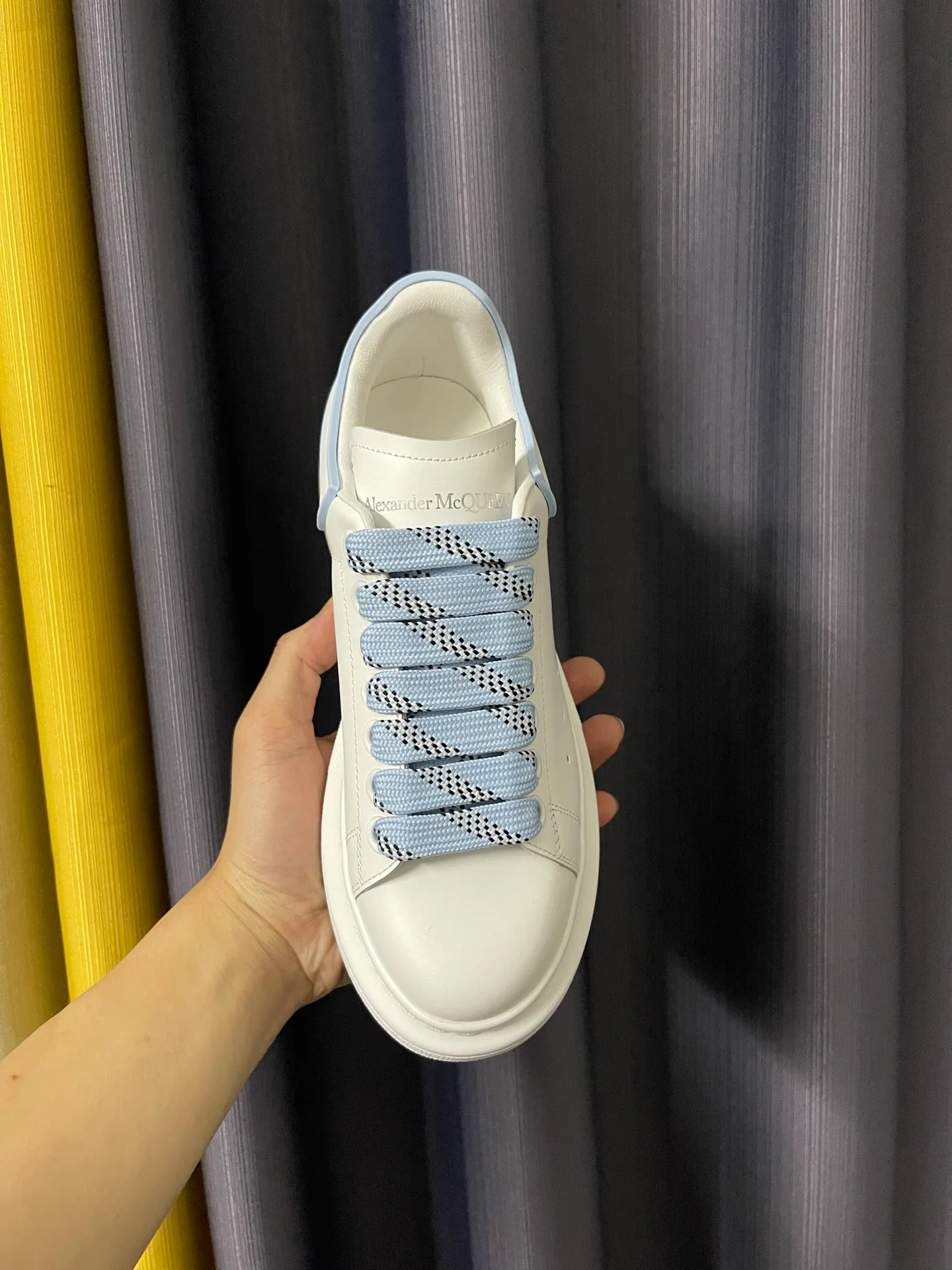 Классические белые кроссовки McQueen - унисекс - белые с голубым каблуком