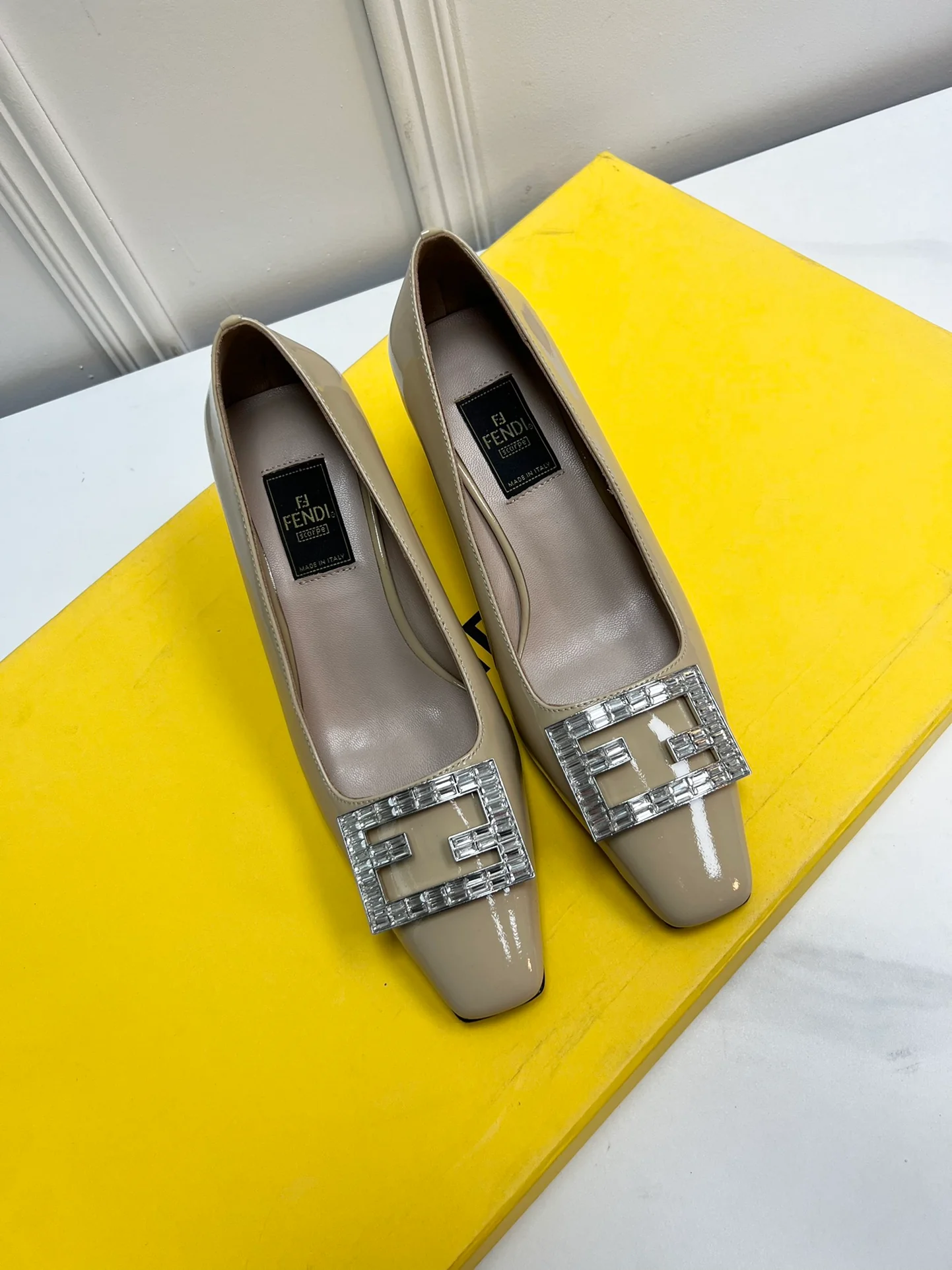 Туфли Fendi на среднем каблуке с квадратным носком и пряжкой со стразами, абрикосового цвета.