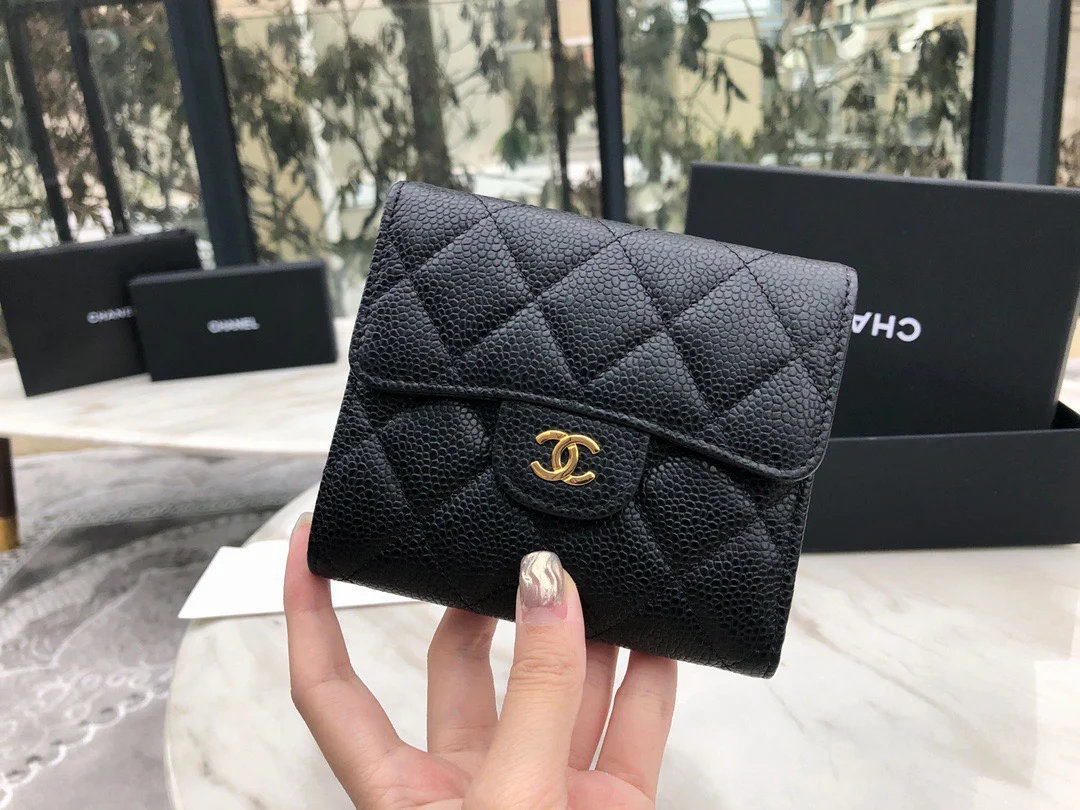 Кошелек CF Short — черная зернистая кожа с золотой пряжкой.