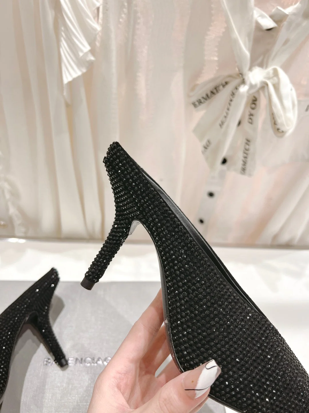 Новинка сезона весна/лето 2023 от Balenciaga - туфли-лодочки на тонком каблуке с декором из страз.