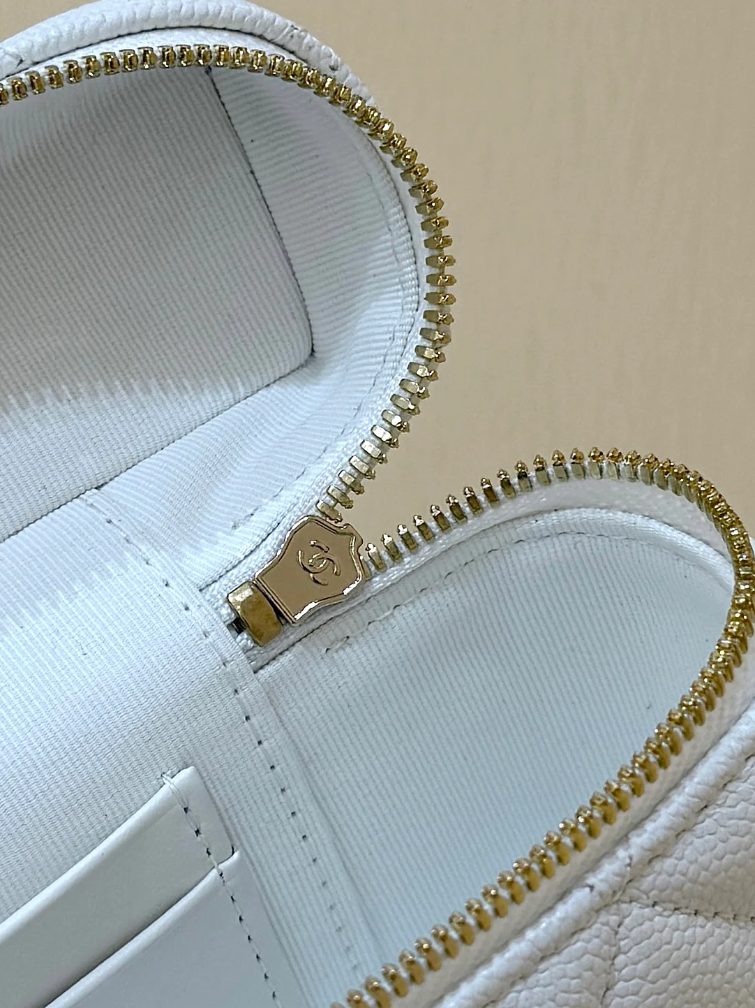 Сумка-ланчбокс Chanel 25p Limited Edition в форме сердца с бриллиантом — белая.