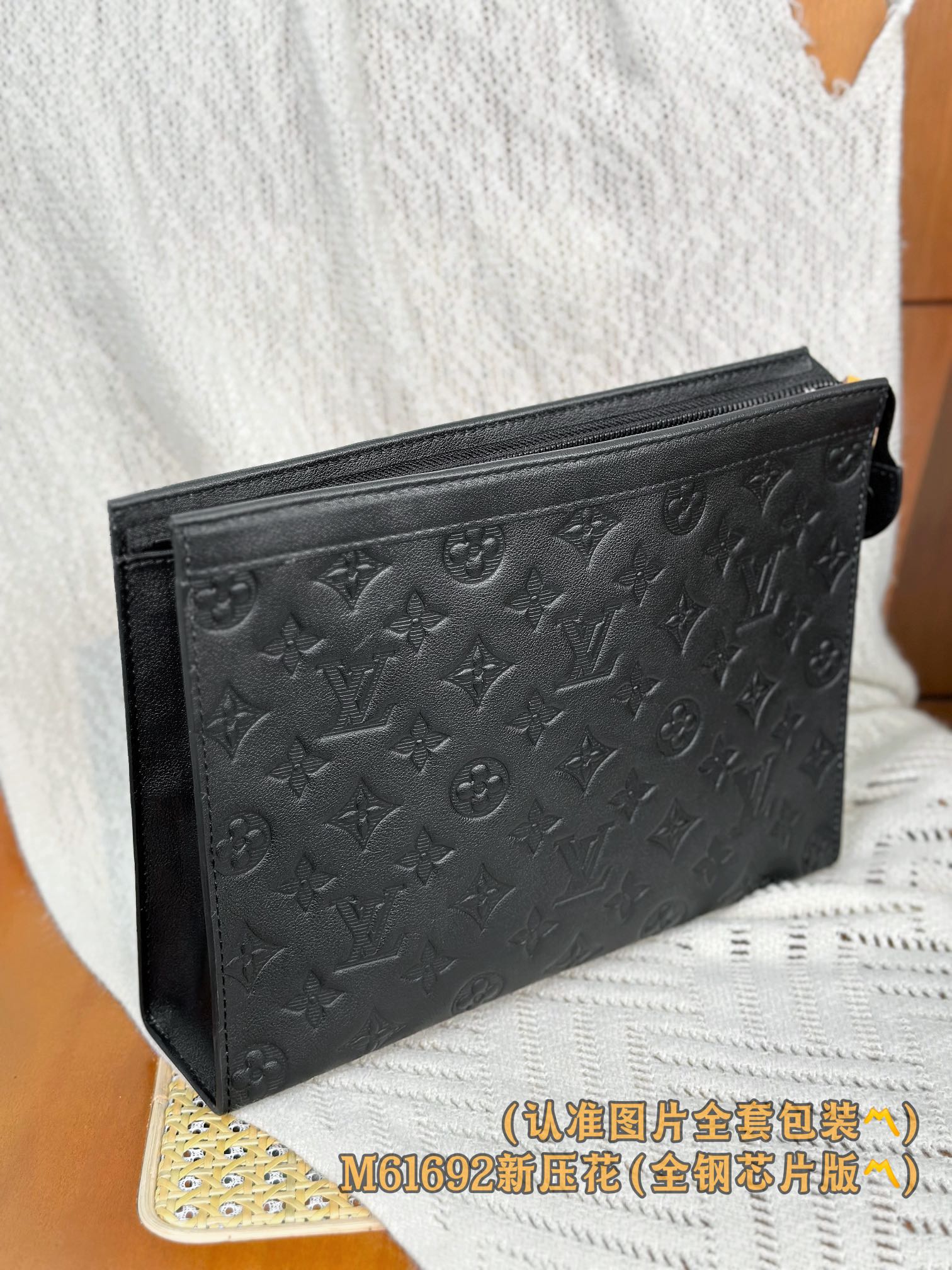 LV-m61692-pochette-to-go средняя сумка-черная-новый с тисненым рисунком