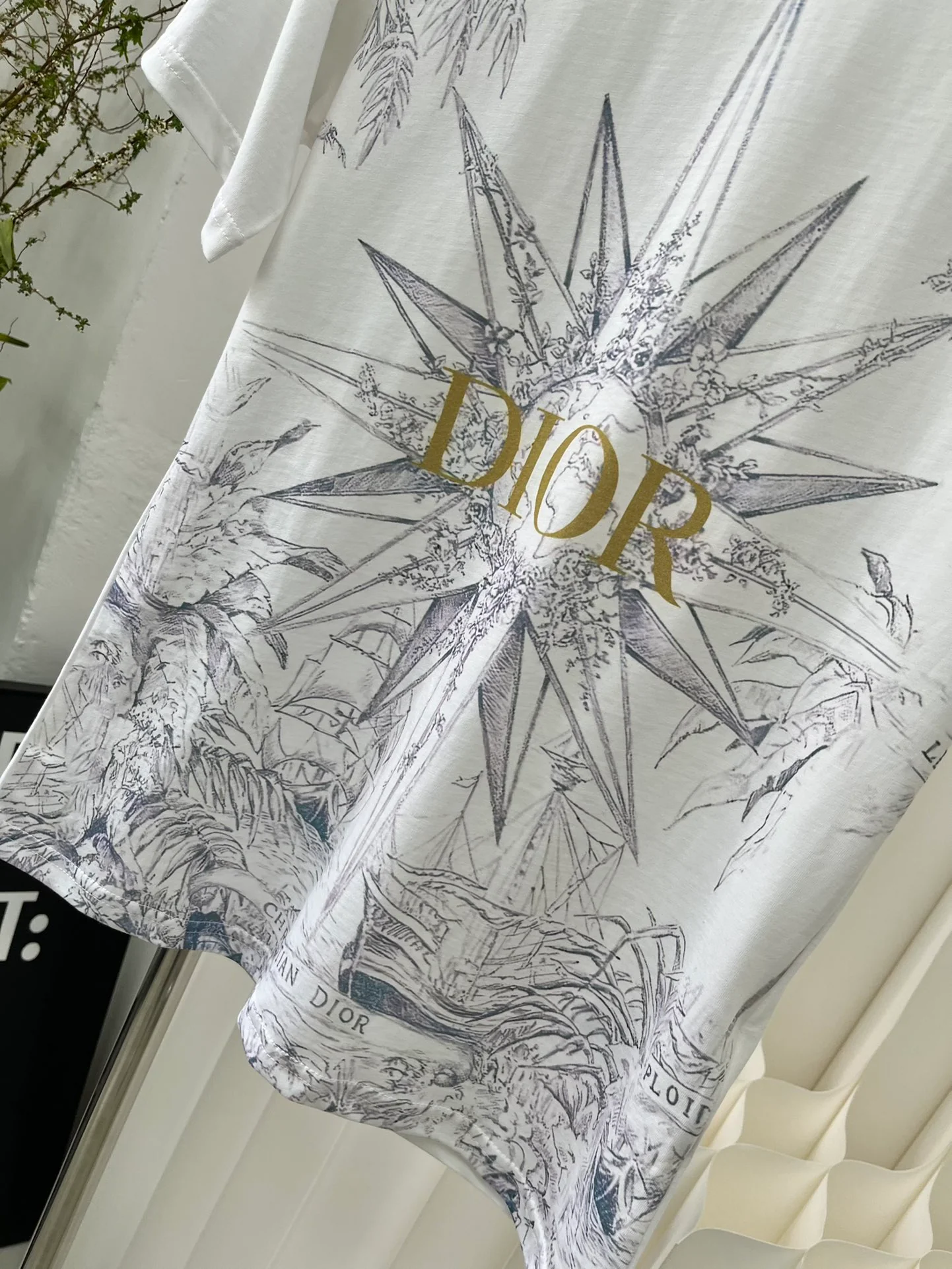 В новой коллекции Dior 2403-24 представлена ??футболка с принтом в виде букв, выполненная в технике цветовых блоков.