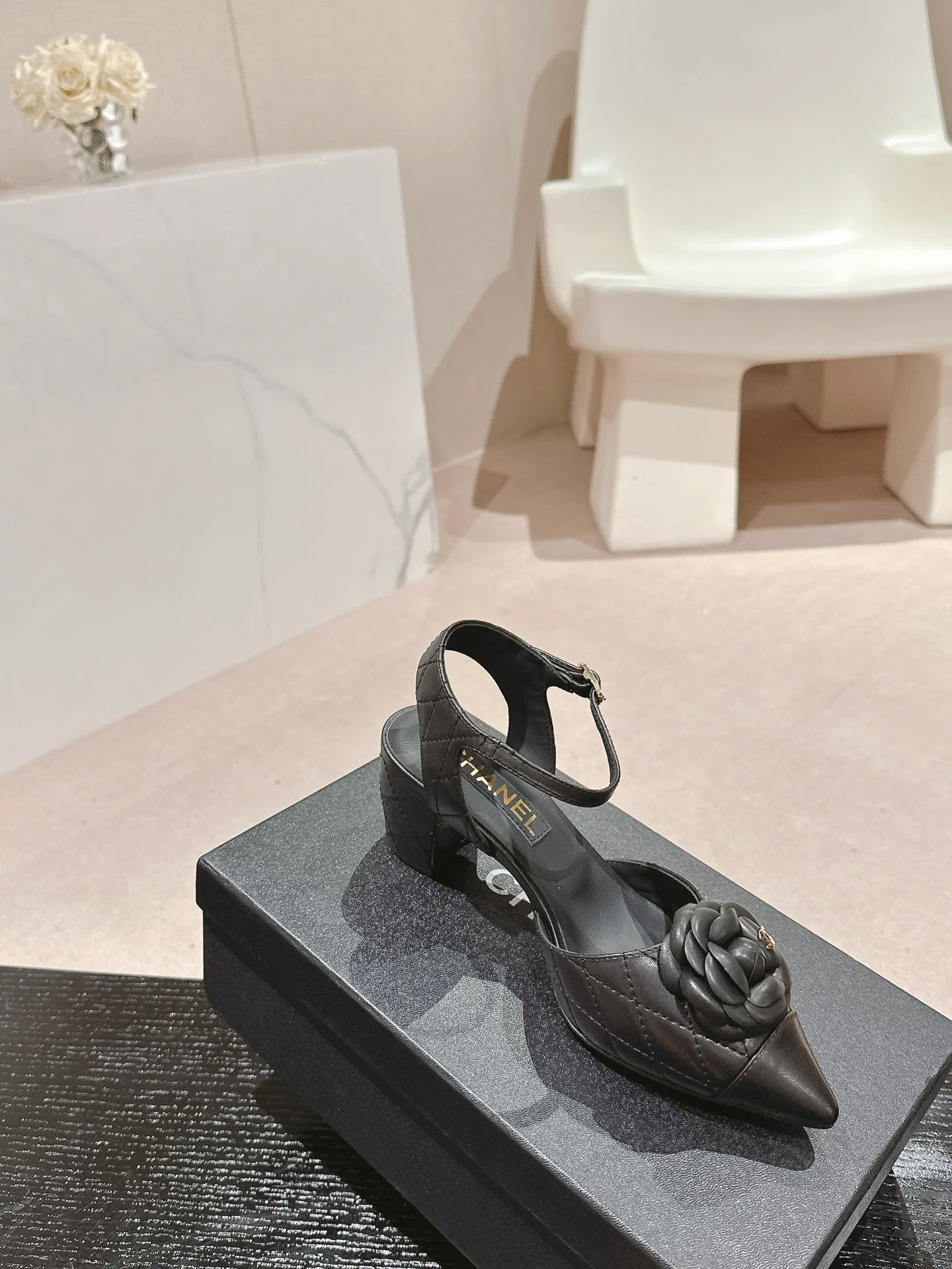 Туфли на высоком каблуке Chanel 2024 в клетку ?роза? — темно-серые.