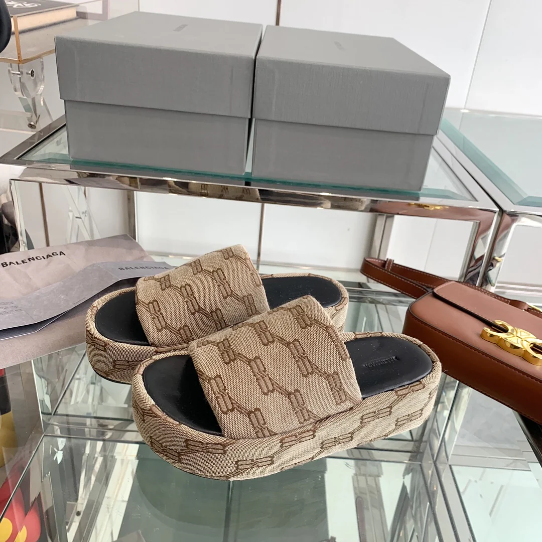 Новинка сезона весна/лето 2023 от Balenciaga - Тапочки на платформе с вышивкой - Коричневые