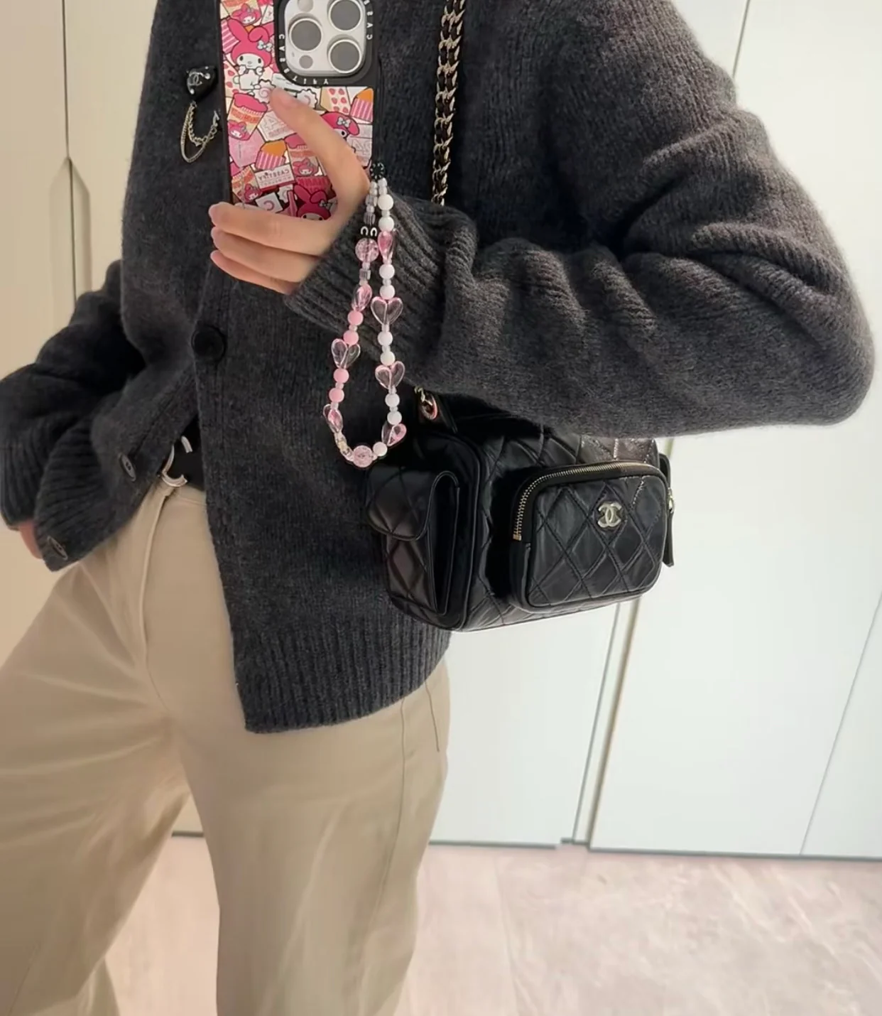 Сумка для фотоаппарата Chanel с двумя карманами из 24-каратного золота, маленькая, черная.